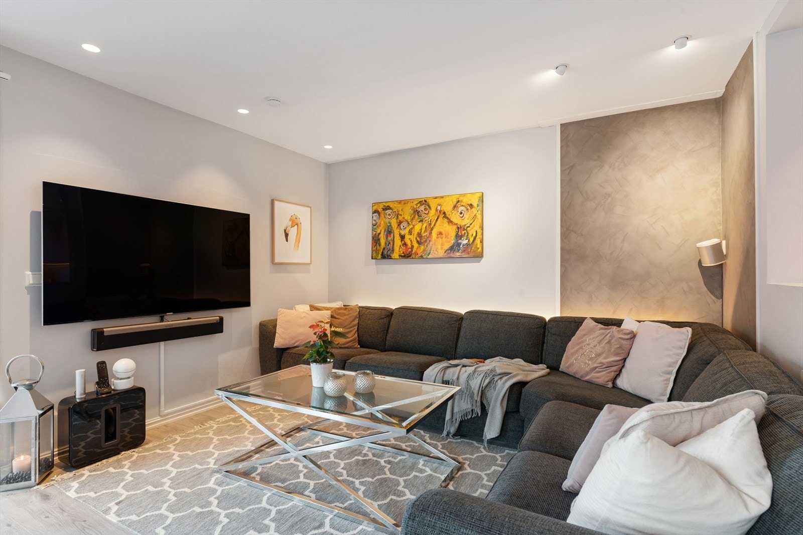 Store vindusflater slipper inn rikelig med naturlig lys, og en fondvegg i dekorpuss gir karakter. Galleribilde