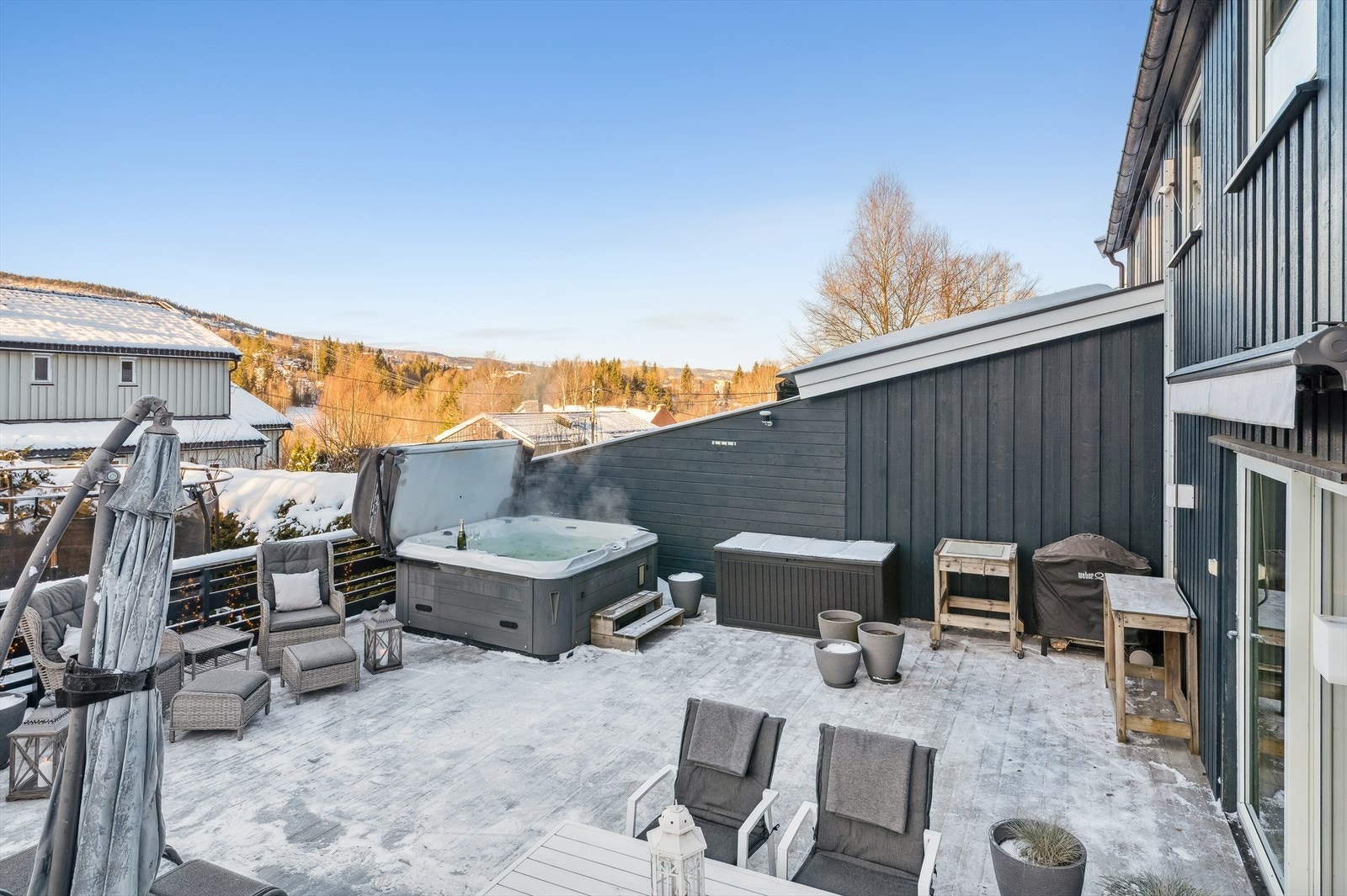 En stor uteplass som inviterer til et aktivt familieliv utendørs. Galleribilde