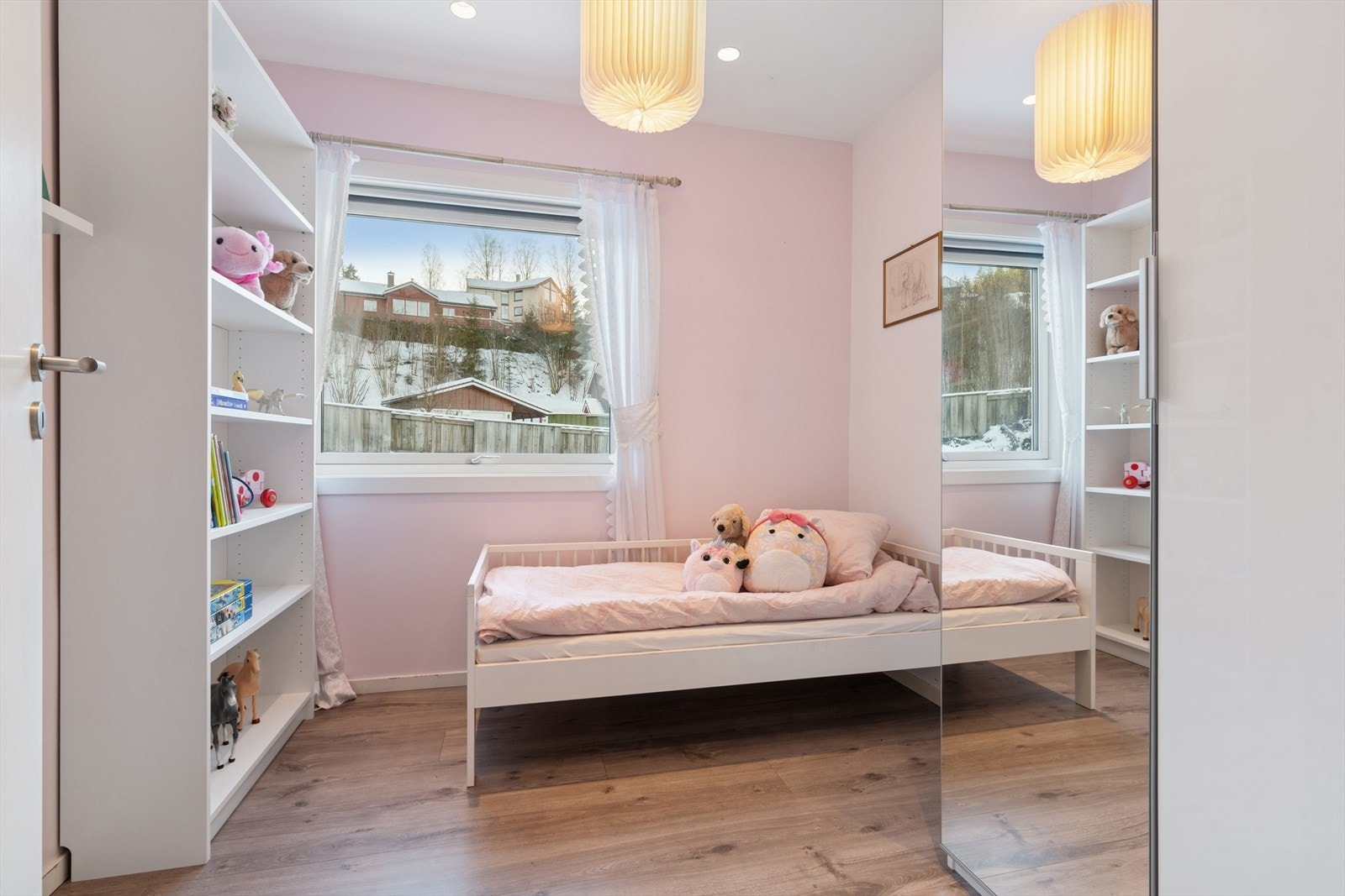 De to andre soverommene i etasjen er av god størrelse og passer utmerket som barnerom. Galleribilde