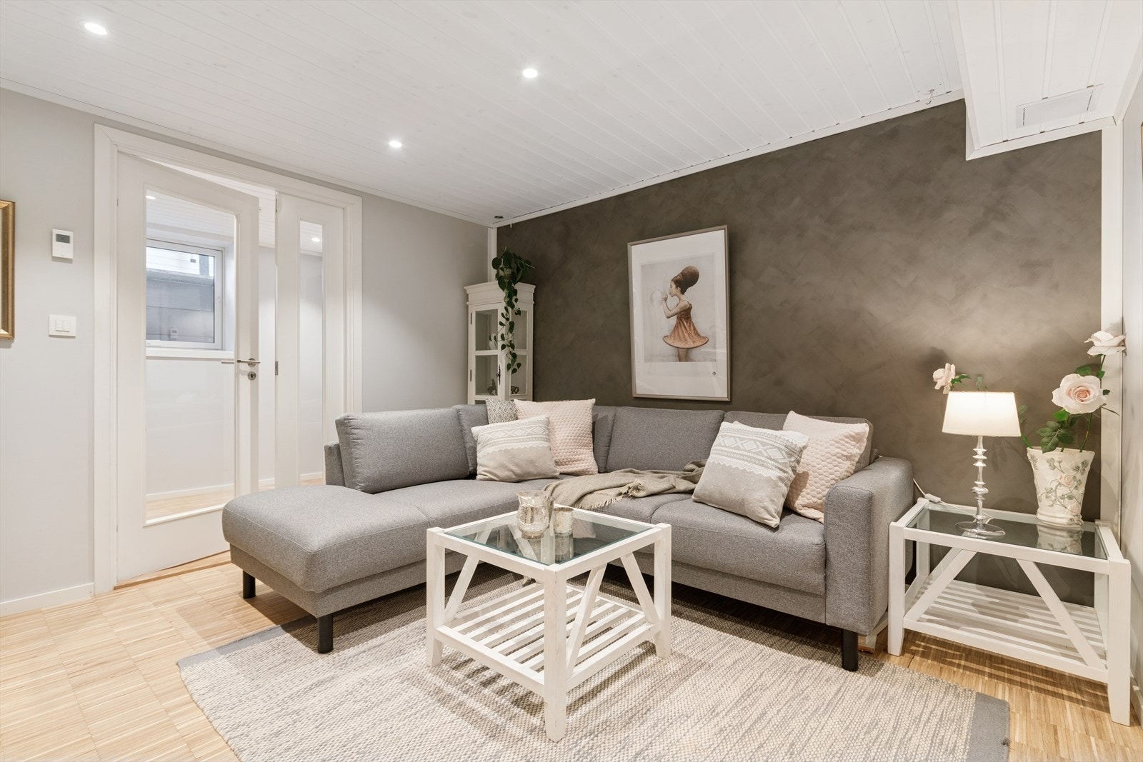 Med to stuer har familien fleksible soner for ulike aktiviteter og behov. Galleribilde