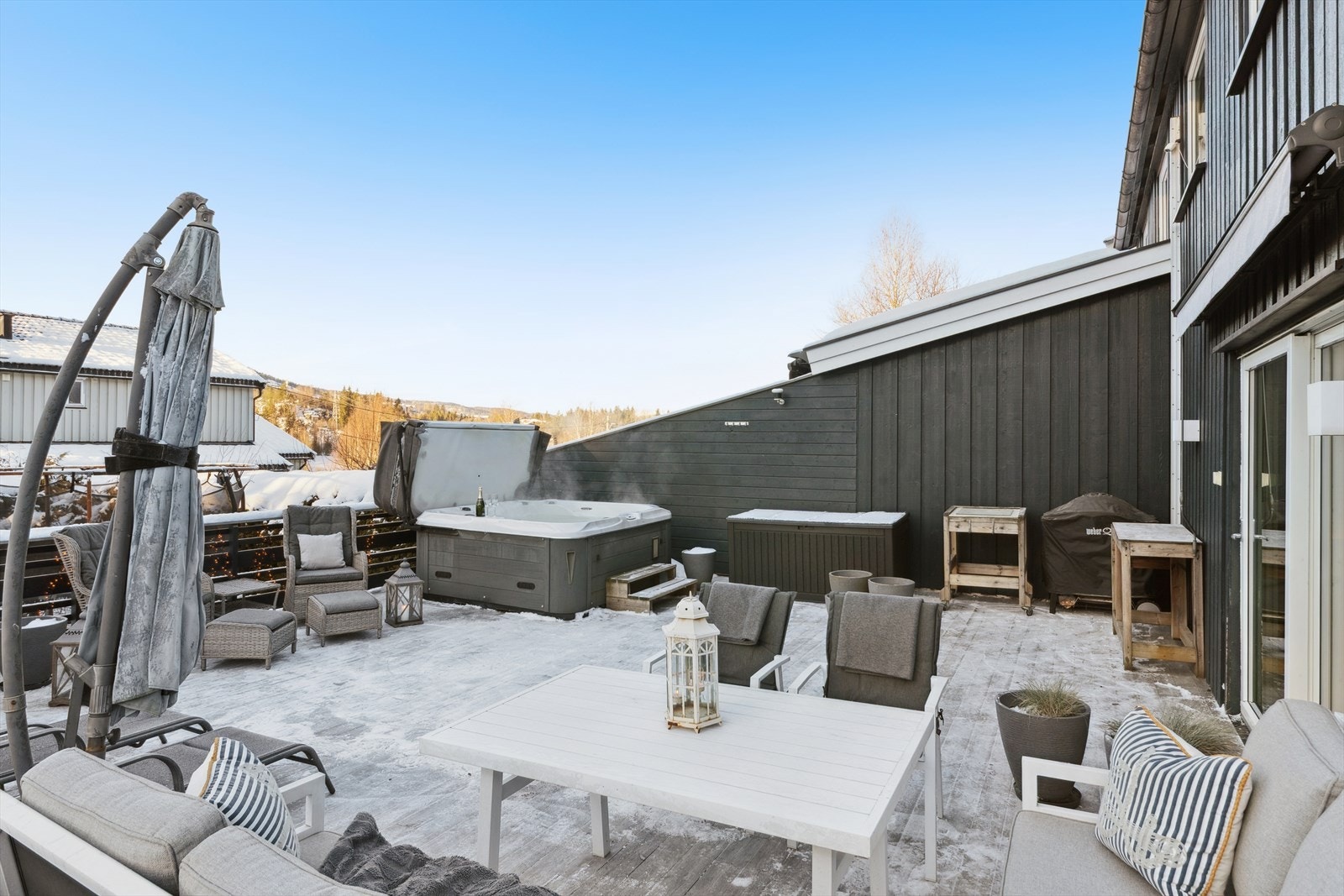 Uteplassen er usjenert og har gode solforhold. Galleribilde