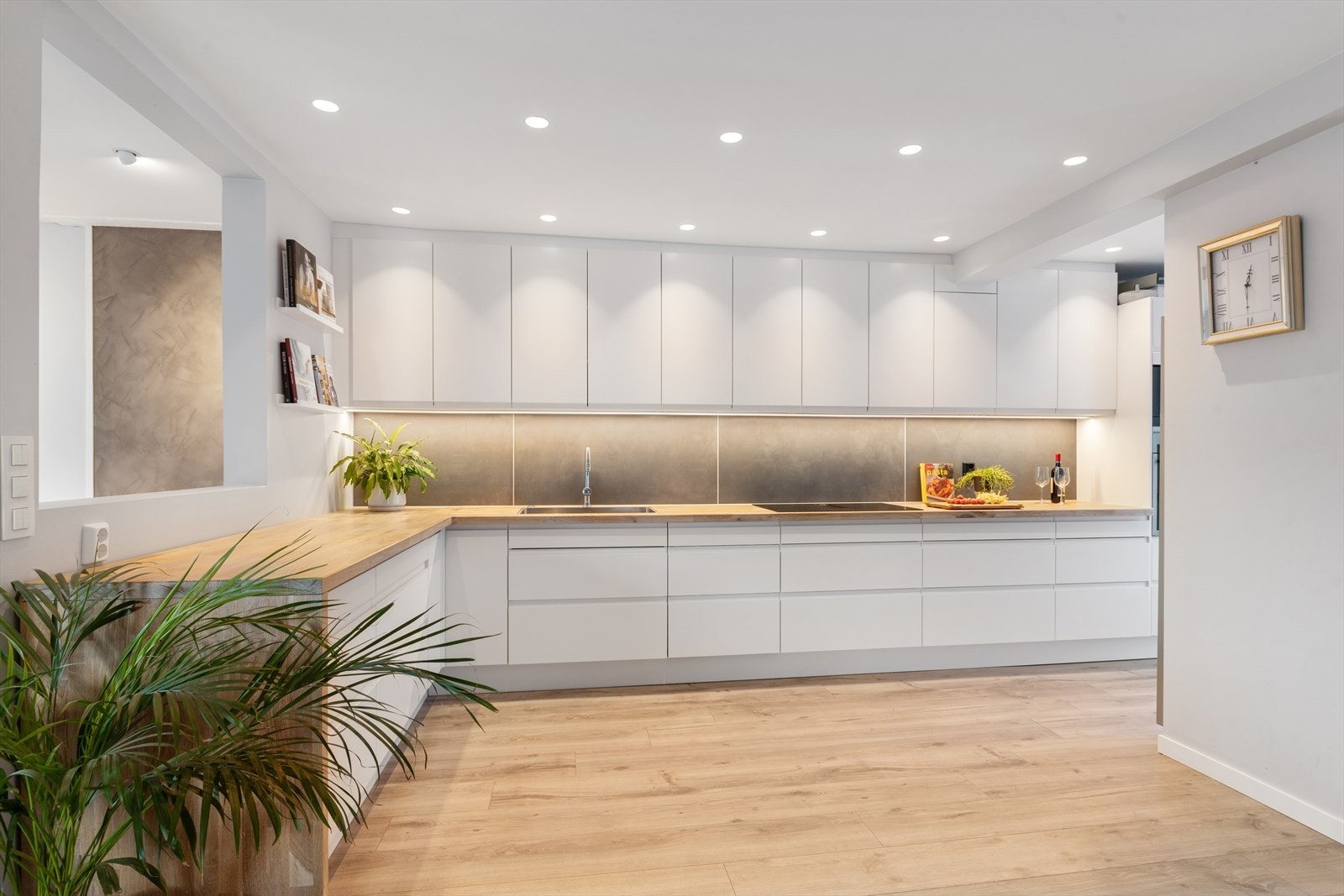 Boligens kjøkken er nytt fra Norema i 2024, med en stilren og moderne innredning. Galleribilde