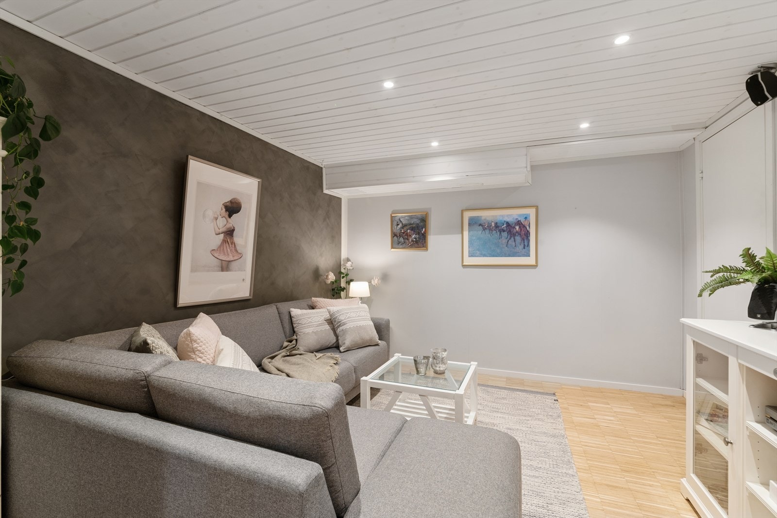 Kjellerstuen er et lunt og koselig rom, perfekt som en ekstra TV-stue eller lekerom. Galleribilde