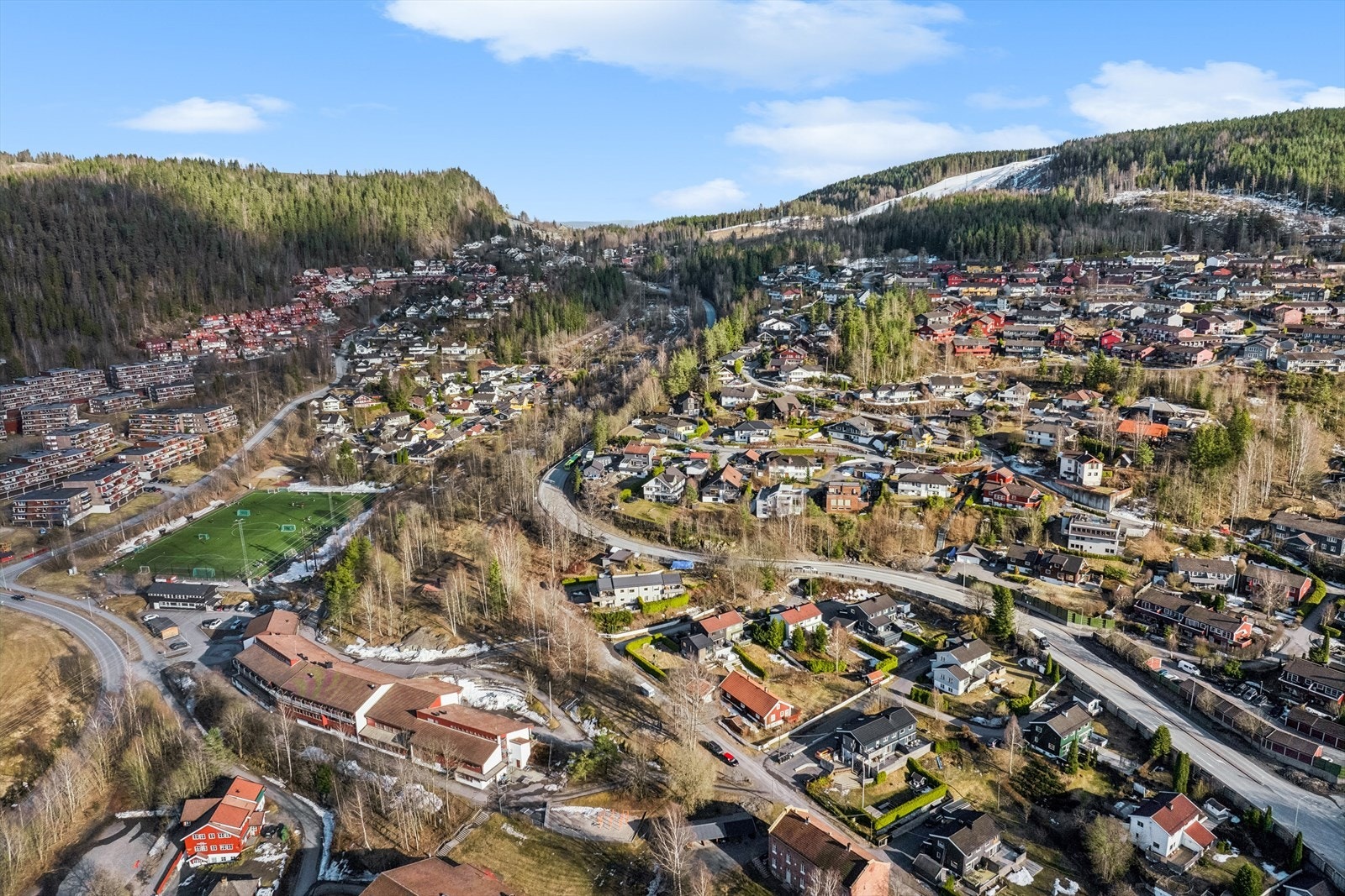 Det er kort vei til skoler, barnehager, idrettsanlegg og flotte turområder. Galleribilde