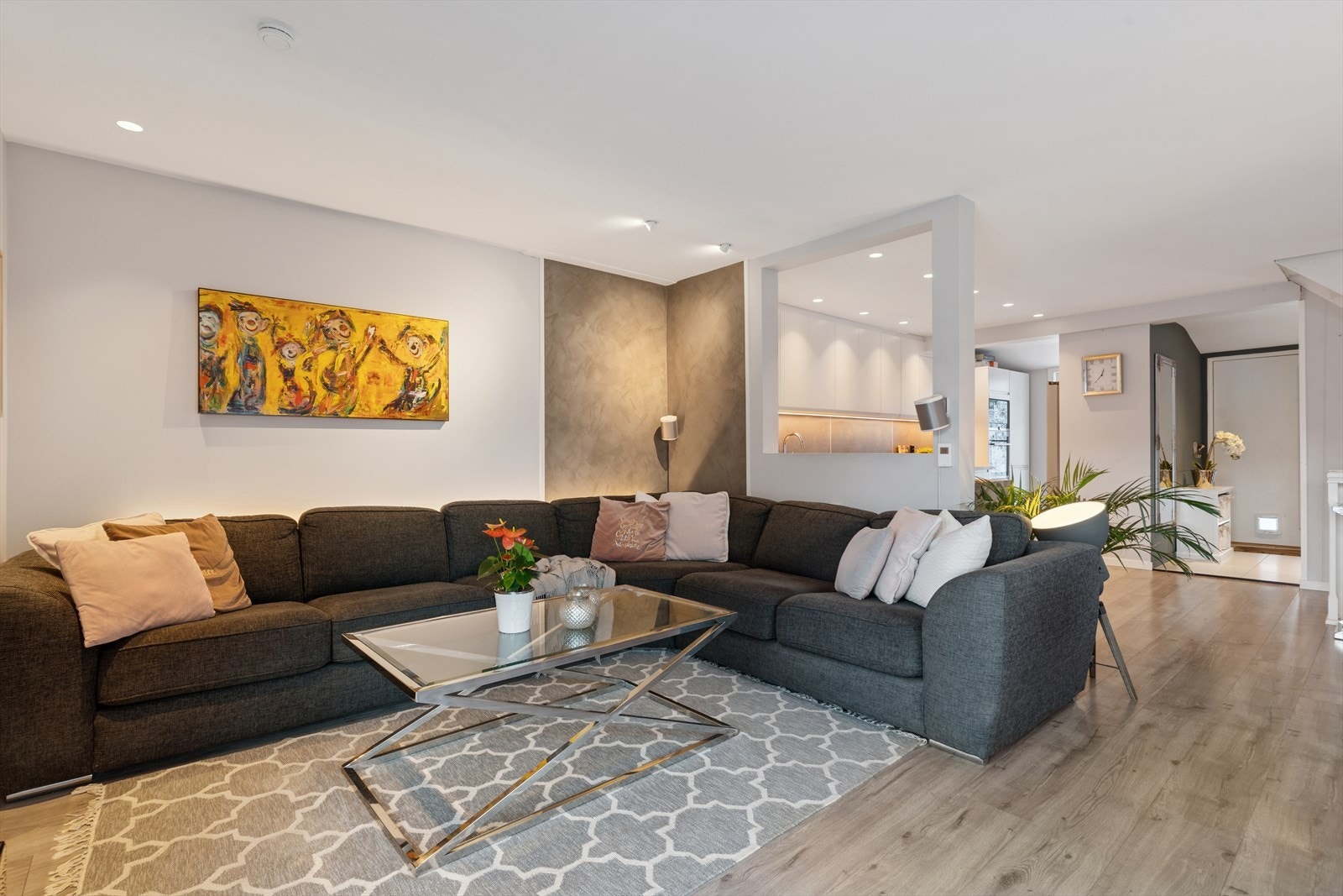 Stuen har god plass til en romslig sofagruppe for hele familien. Galleribilde