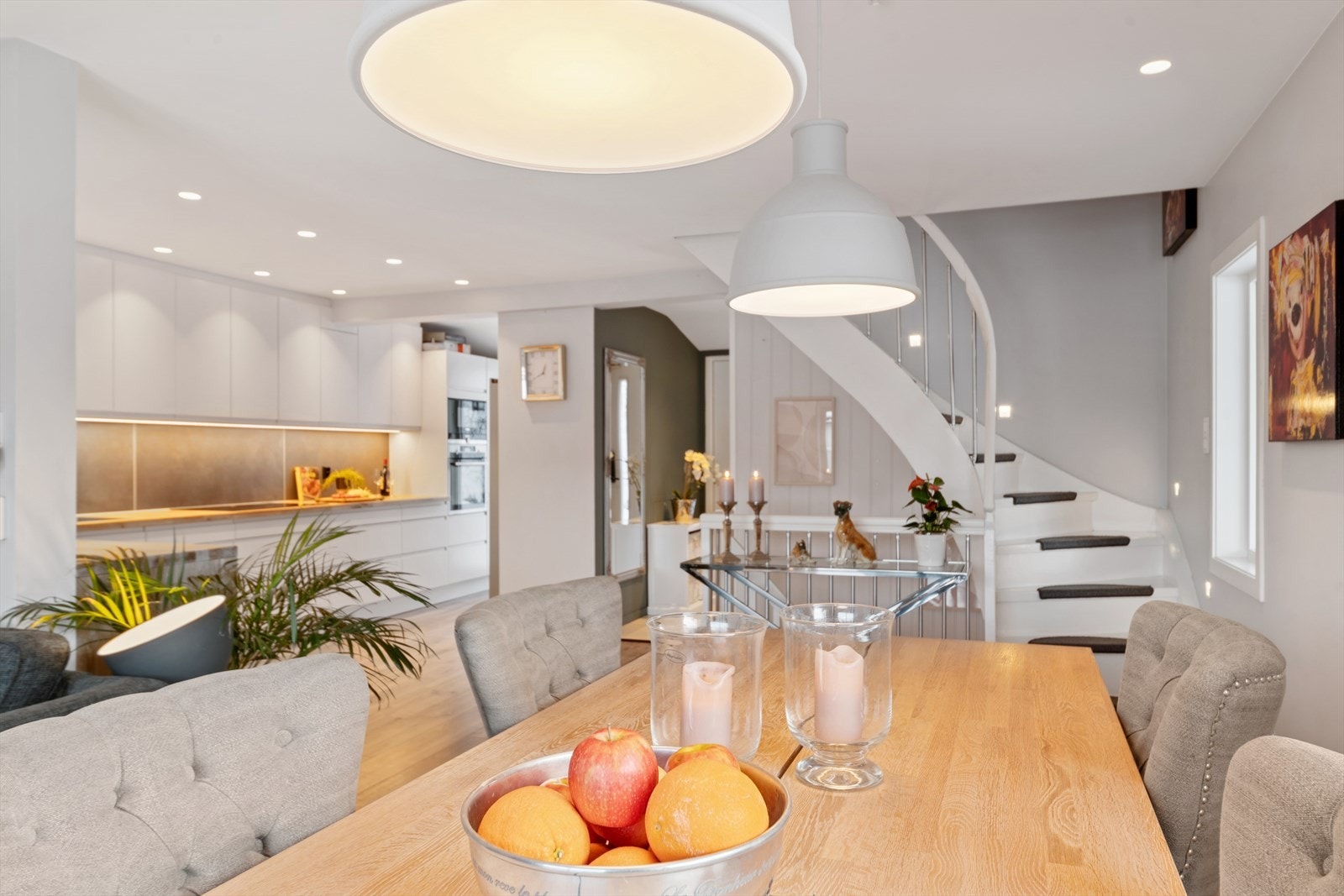 Den åpne løsningen gir en fin visuell kontakt mellom kjøkkenet og spiseplassen. Galleribilde