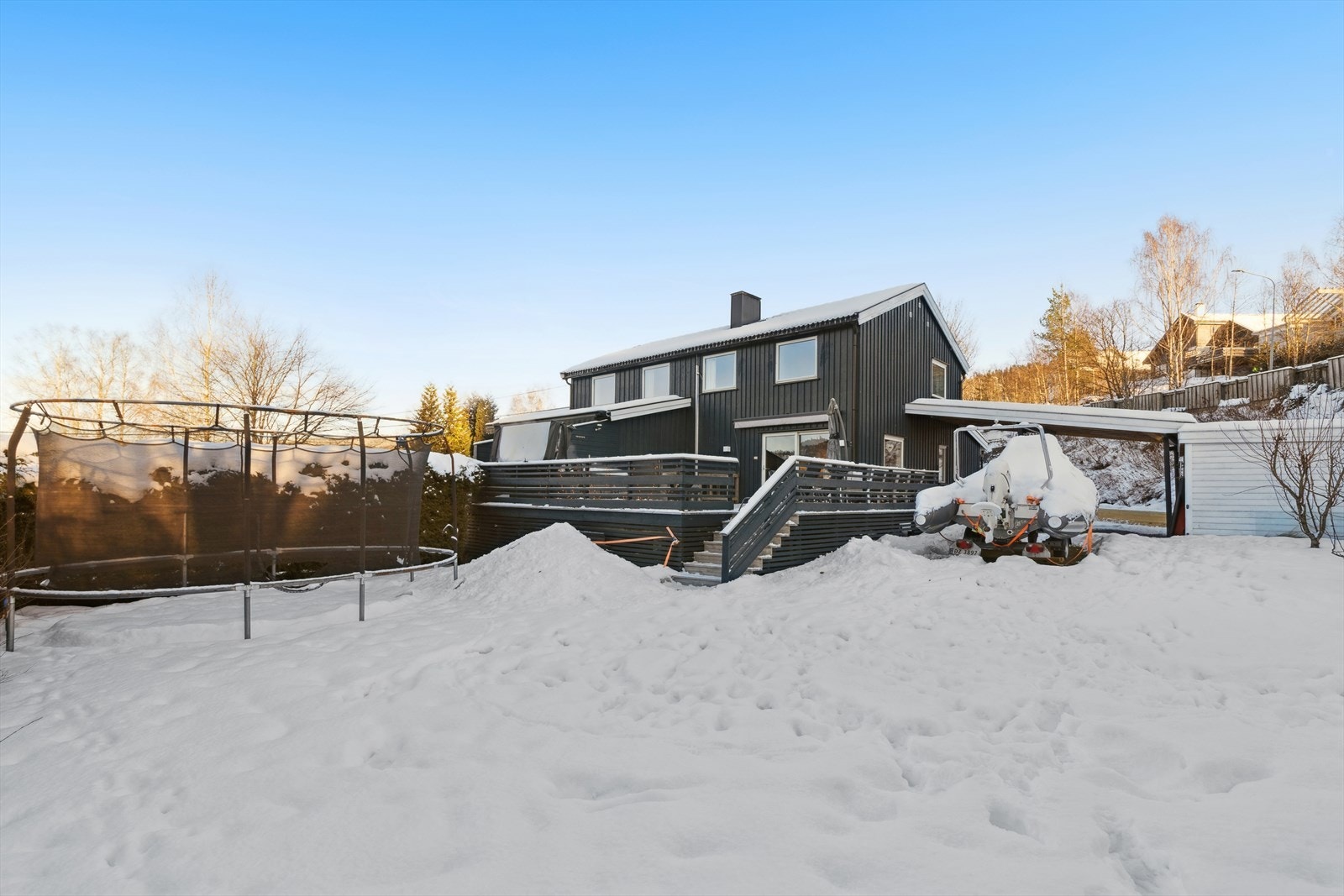 Den romslige hagen gir trygge og gode rammer for lek og utendørsaktiviteter. Galleribilde