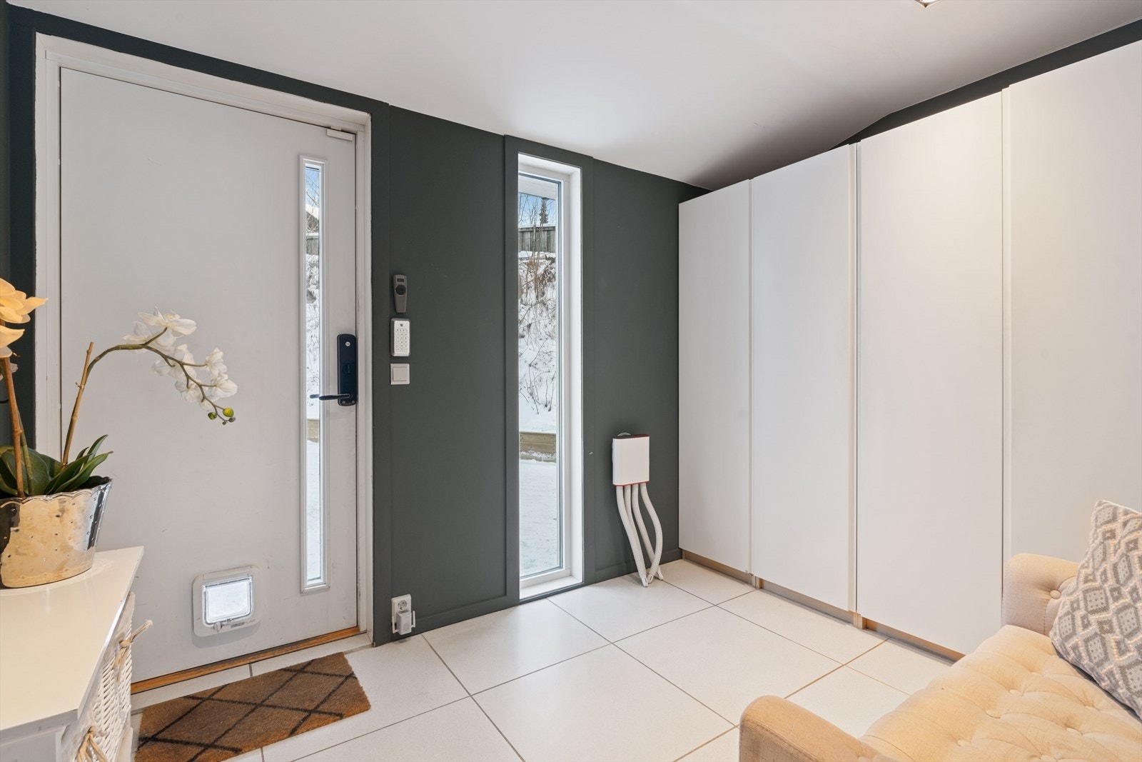 Inngangspartiet er praktisk med flislagt gulv og gode garderobeløsninger for oppbevaring. Galleribilde