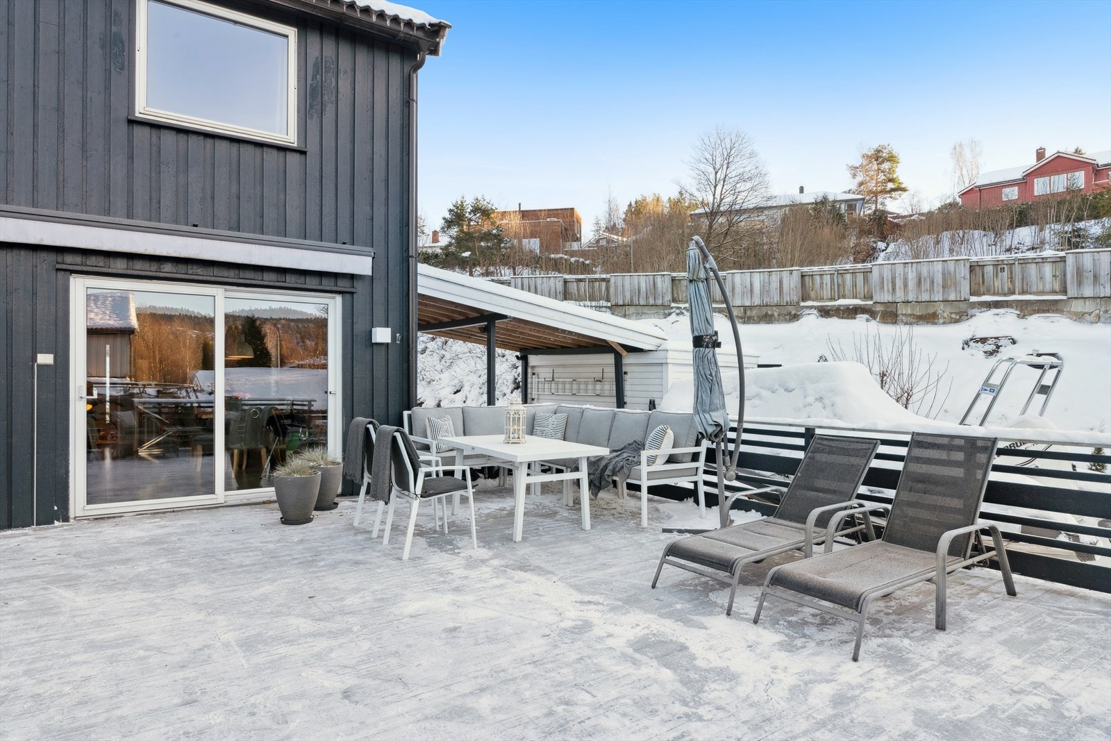 Terrassen blir en naturlig forlengelse av stuen på varme dager. Galleribilde