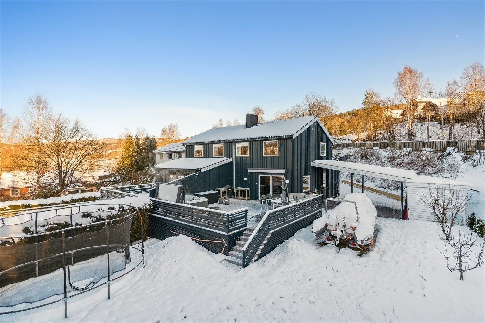 Dnb Eiendom v/ Mette Hagen presenterer: En innholdsrik og delikat oppusset tomannsbolig med stor hage og fantastiske uteplasser. Galleribilde