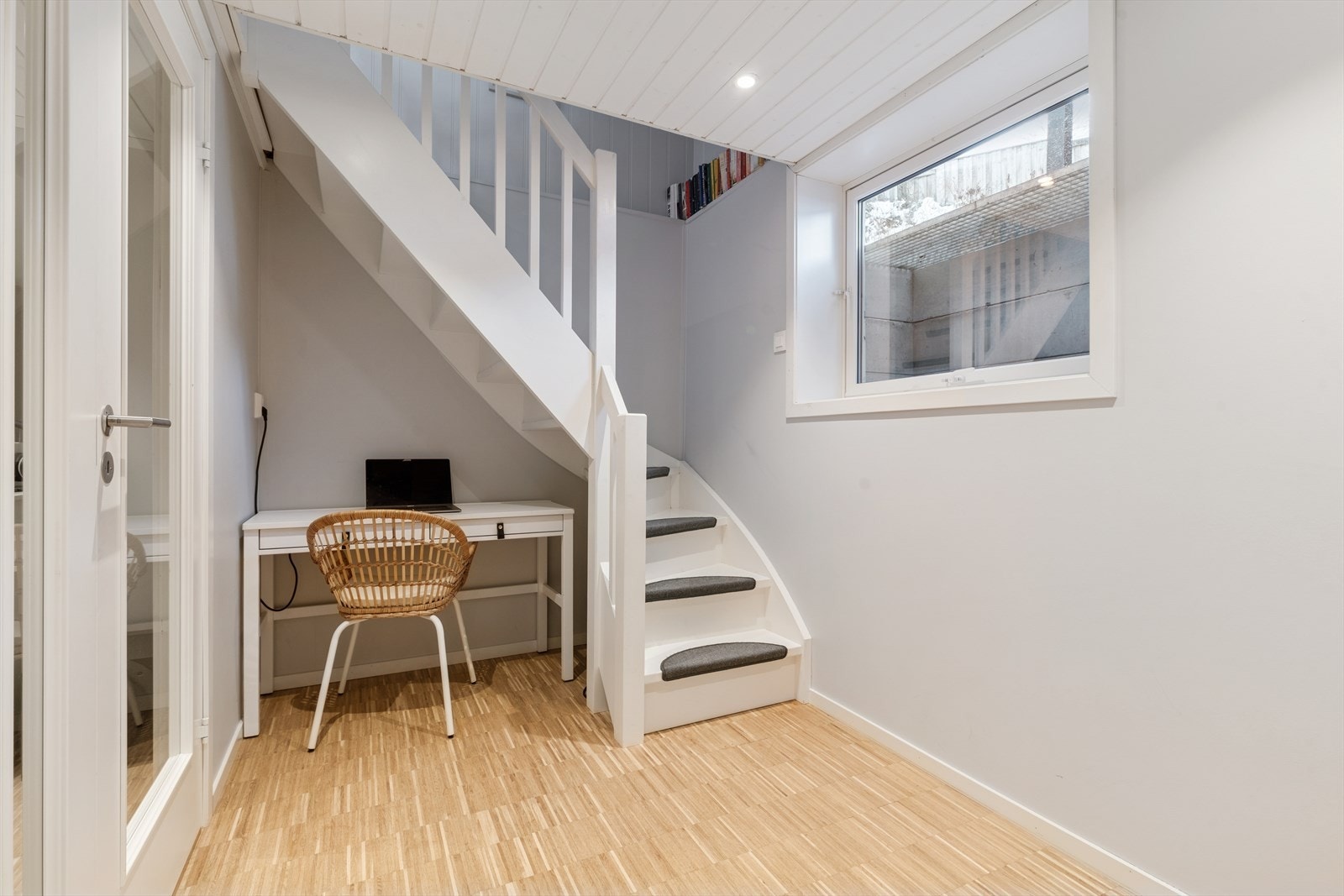 I trapperommet er det en praktisk nisje som kan benyttes som en liten arbeidsplass. Galleribilde