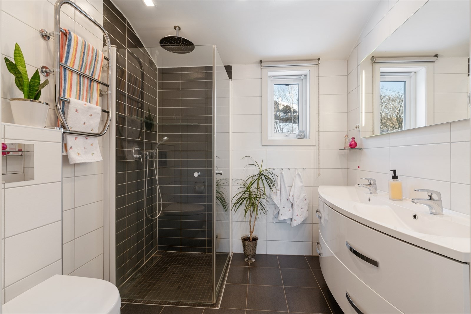 Badet i andre etasje har dobbel servant, vegghengt toalett og en romslig dusjnisje. Galleribilde