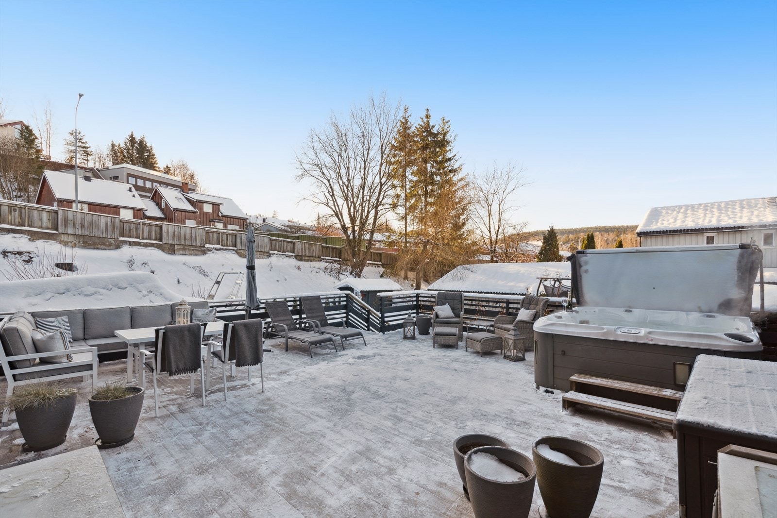 Her er det god plass til både spisebord, loungegruppe og grill. Galleribilde