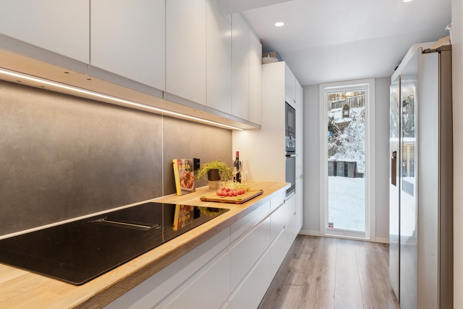 En solid benkeplate i tre gir en varm kontrast. Gode lysforhold. Galleribilde