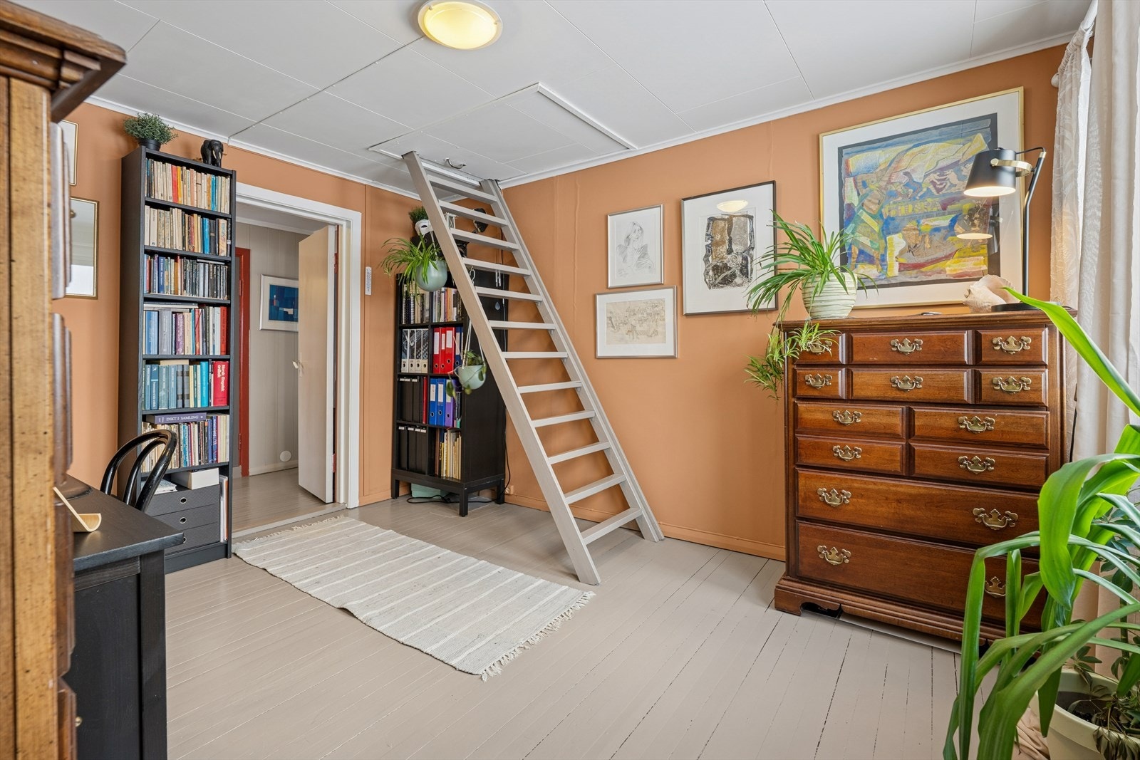 Kontor/soverom med praktisk stige som gir adkomst til loft for lagring. Galleribilde