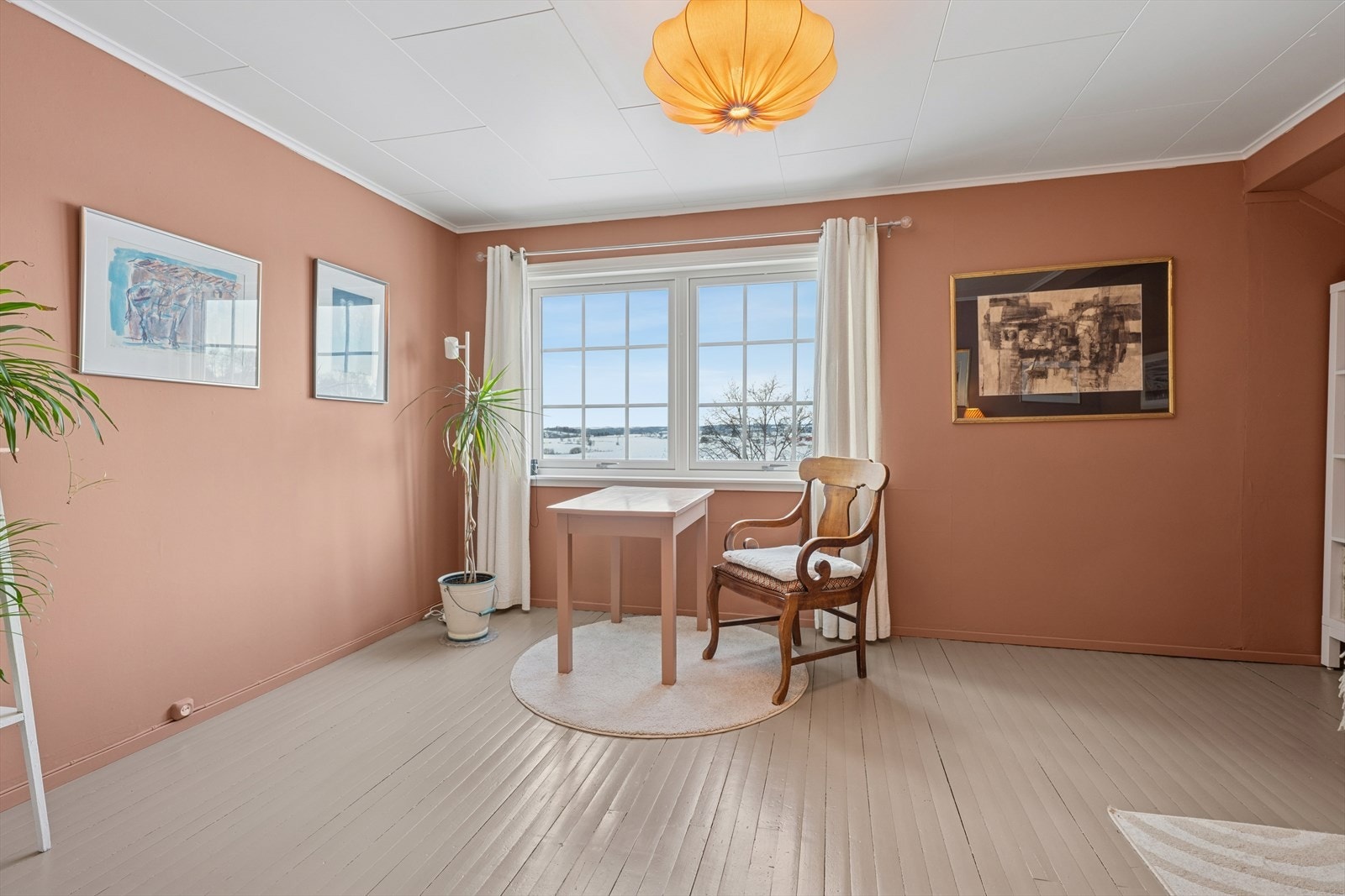 Også dette soverommet er av god størrelse, med malte heltre gulv. Galleribilde