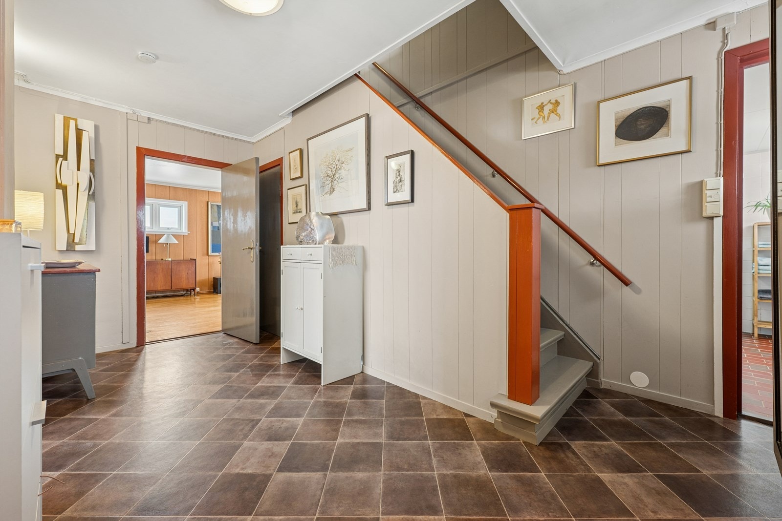 Fra gangen er det adkomst til boligens øvrige rom og trapp til andre etasje. Galleribilde