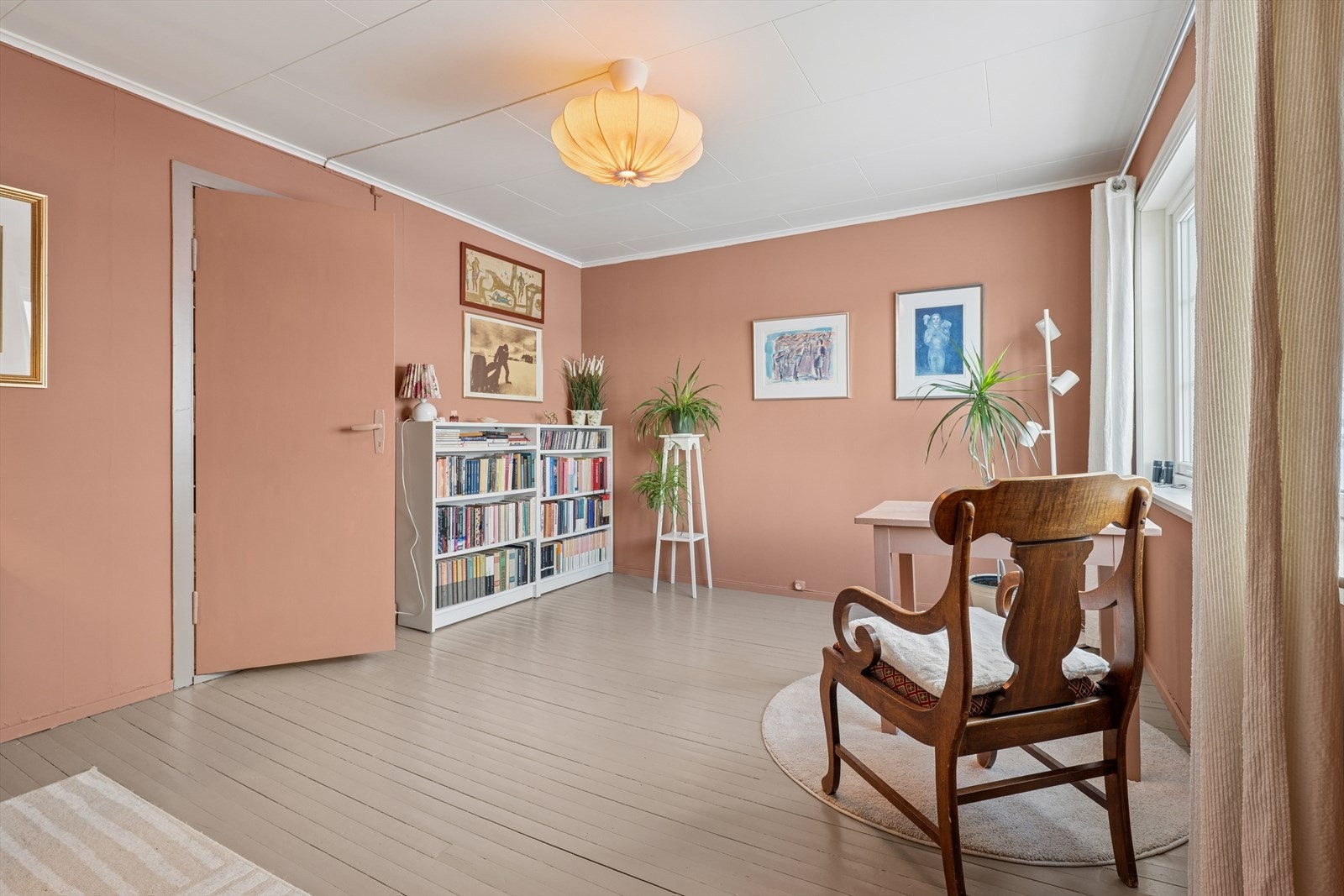 Rommet har god plass til både seng og arbeids- eller lekeplass. Galleribilde