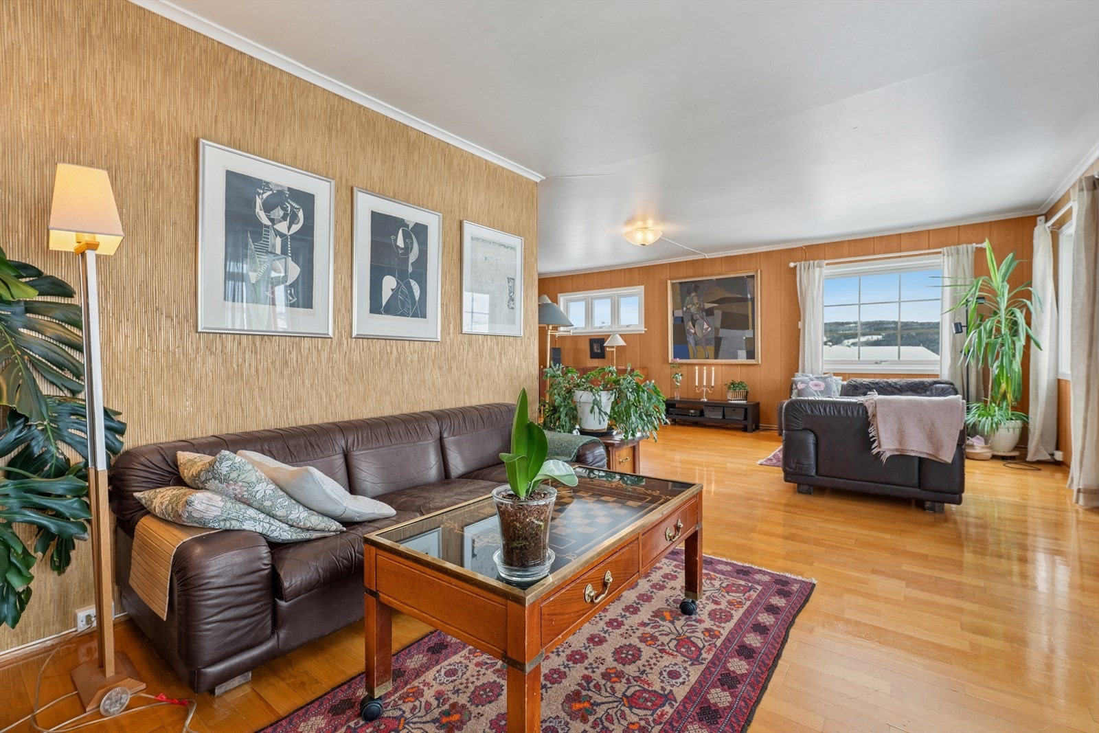 Store vinduer slipper inn rikelig med dagslys og rammer inn den flotte utsikten. Galleribilde