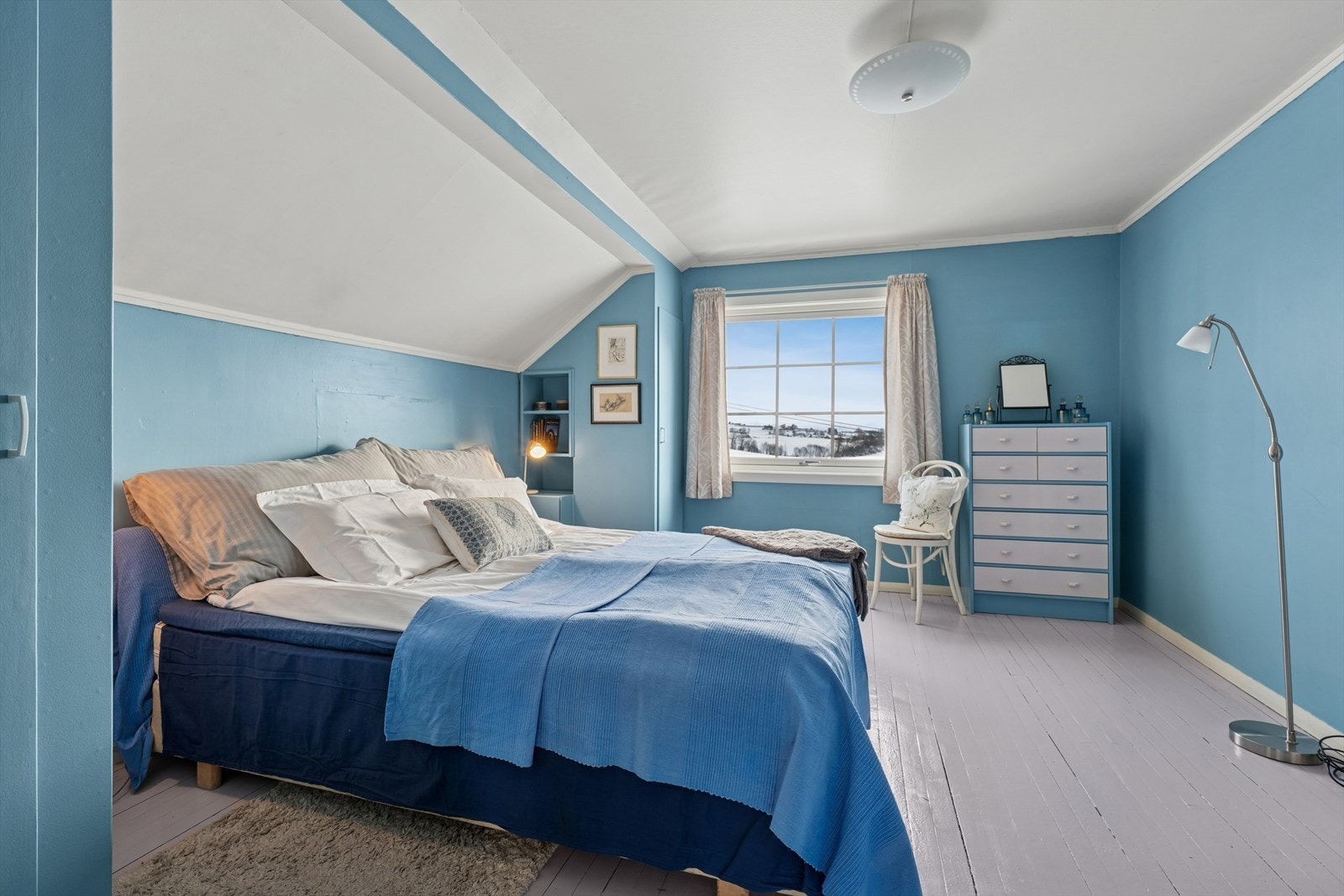 Soverommet har en rolig atmosfære og vindu mot det åpne landskapet. Galleribilde