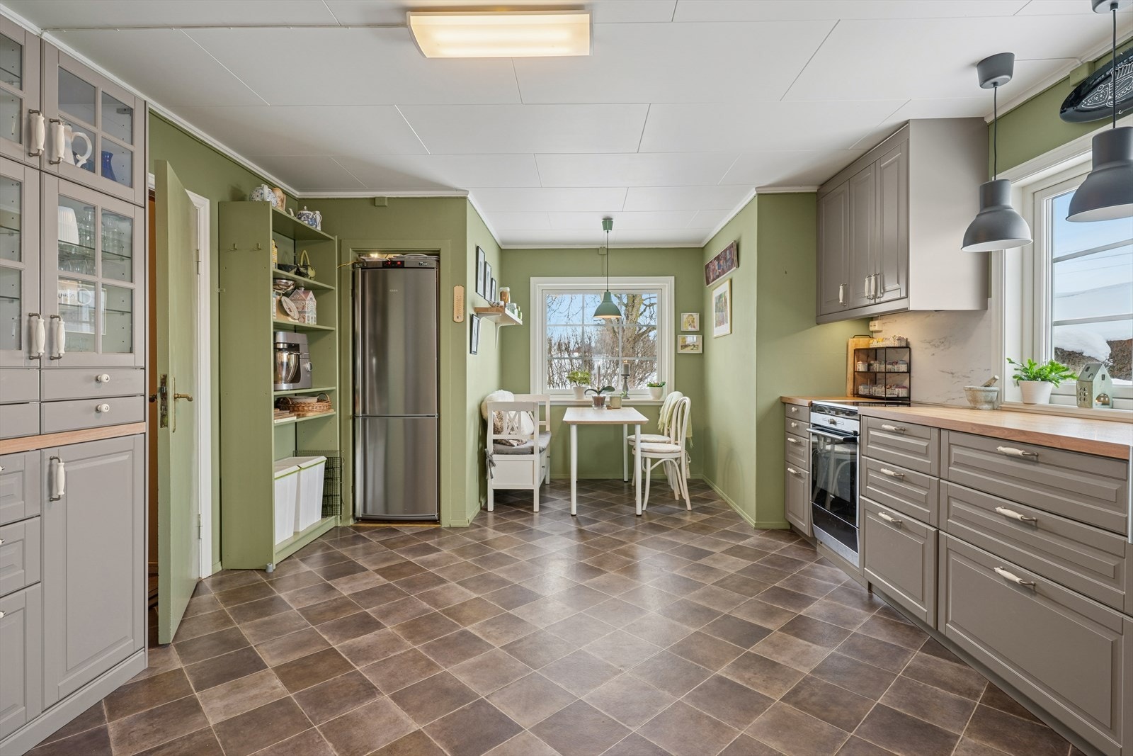 Stort og funksjonelt kjøkken med innredning som ble oppgradert i 2021. Galleribilde