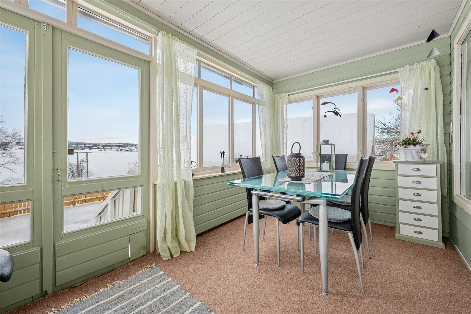 Fra stuen er det utgang til en innglasset vinterhage på 9 m². Galleribilde