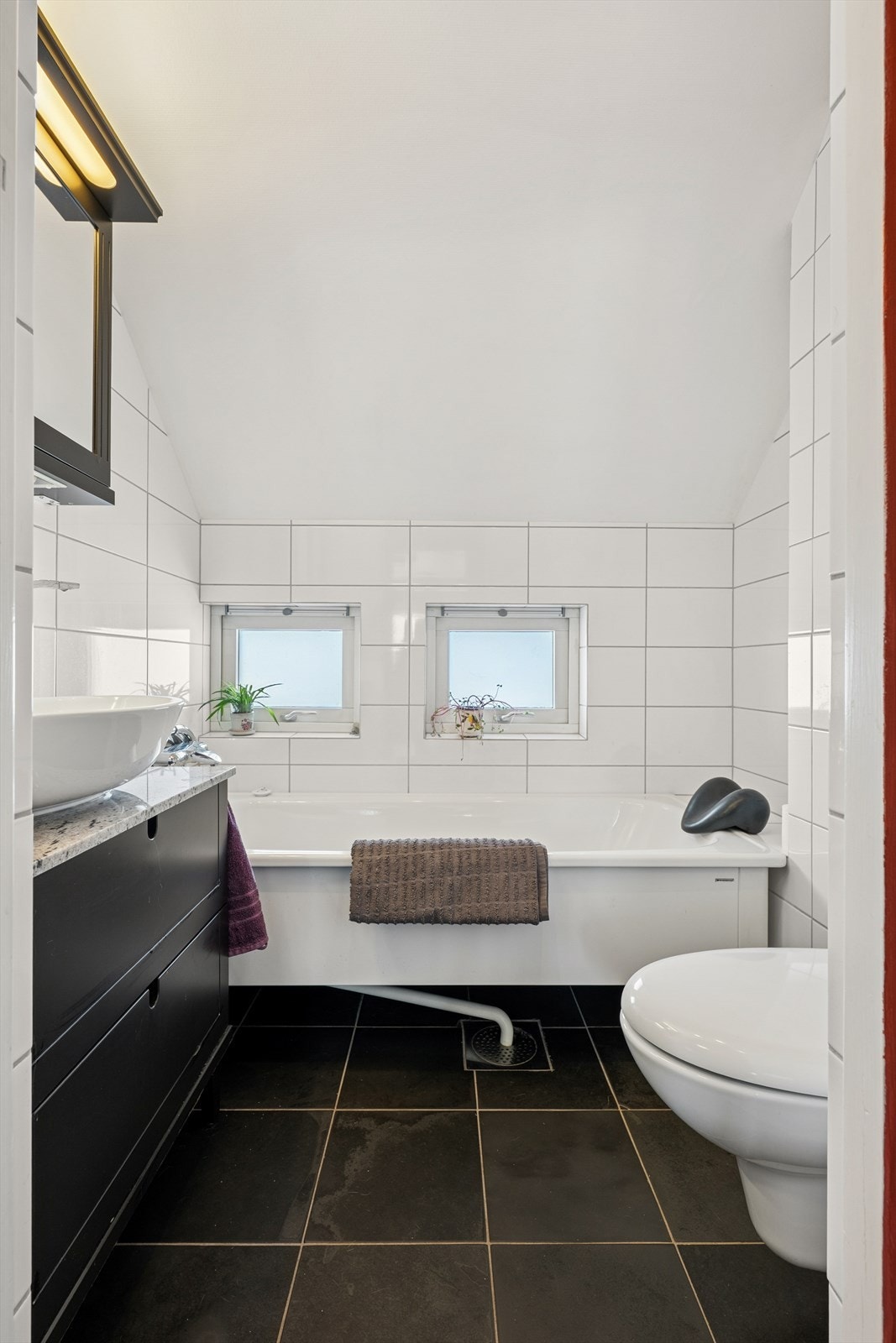 Her er det gulvvarme og ventilasjon via en elektrisk avtrekksvifte. Galleribilde