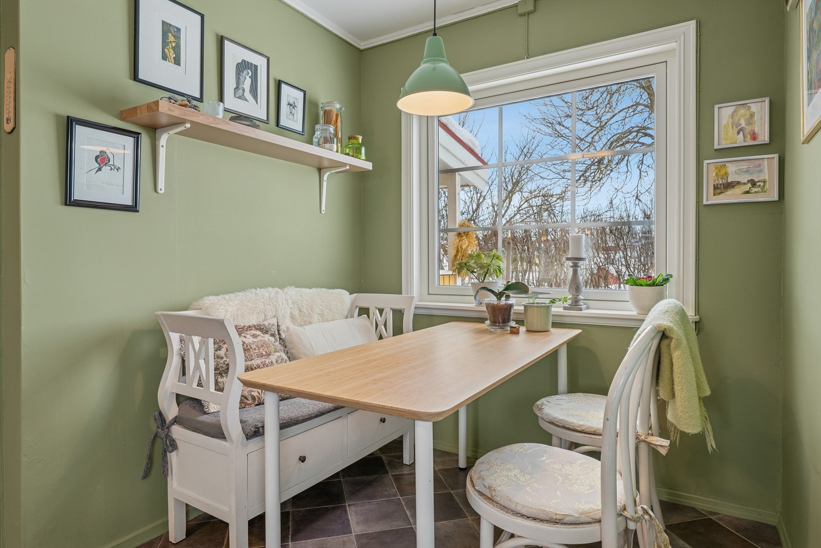 Kjøkkenet har en hyggelig spiseplass ved vinduet. Galleribilde