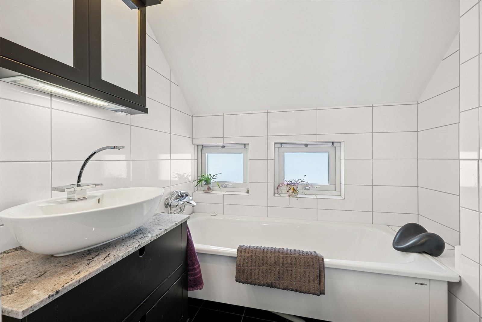 Badet i andre etasje er helfliset. Rommet er innredet med badekar, WC og en servant med tilhørende skap. Galleribilde