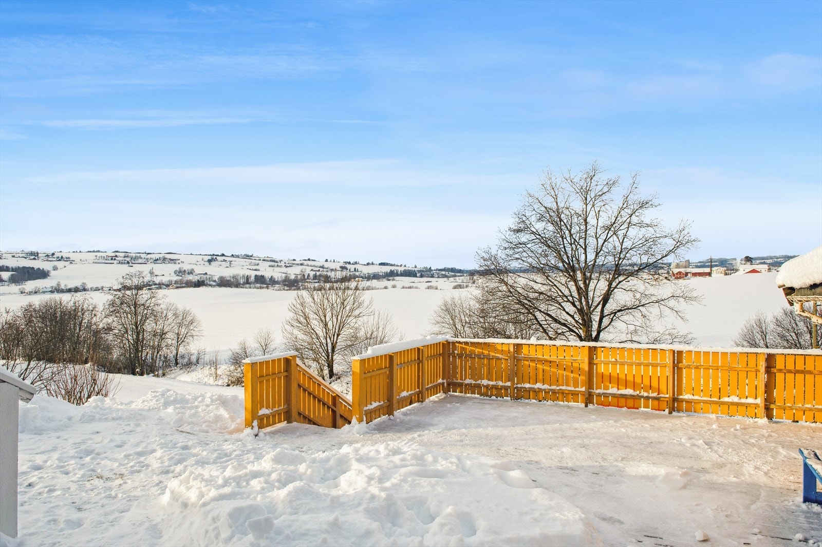 Terrasse/plattingen er på 32 m², her kan fine sommerdager nytes. Galleribilde
