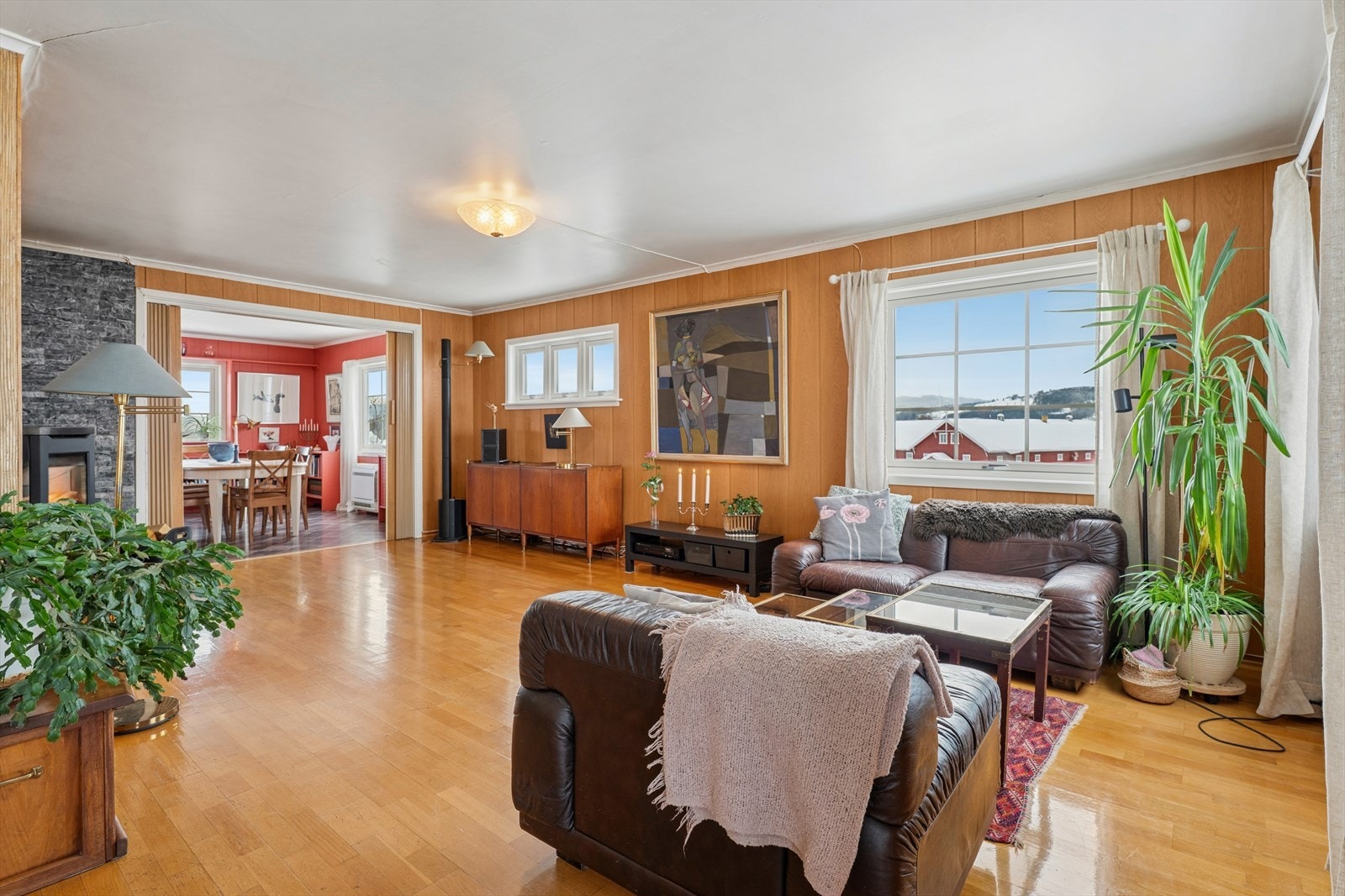 Stuen er et sosialt samlingspunkt med tilknytning til både spisestue og vinterhage. Galleribilde