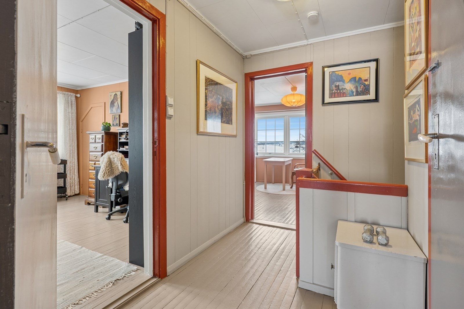 Gangen i andre etasje binder rommene sammen og har malte tregulv. Galleribilde