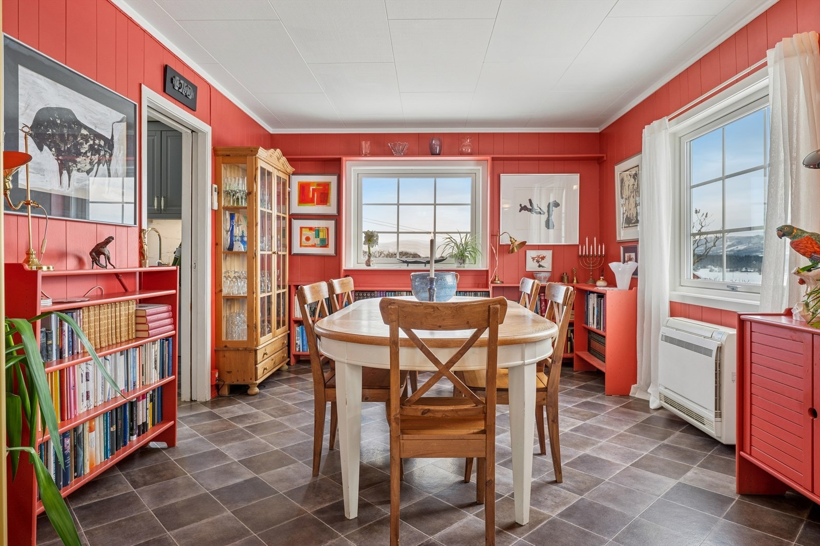 Rommet har store vindusflater som gir godt med lys. Galleribilde