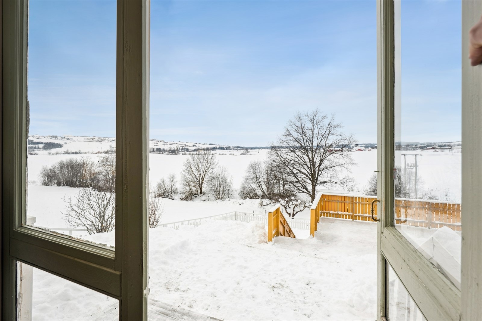 Fra sommerstuen har man direkte utsyn til hagen og terrassen. Galleribilde