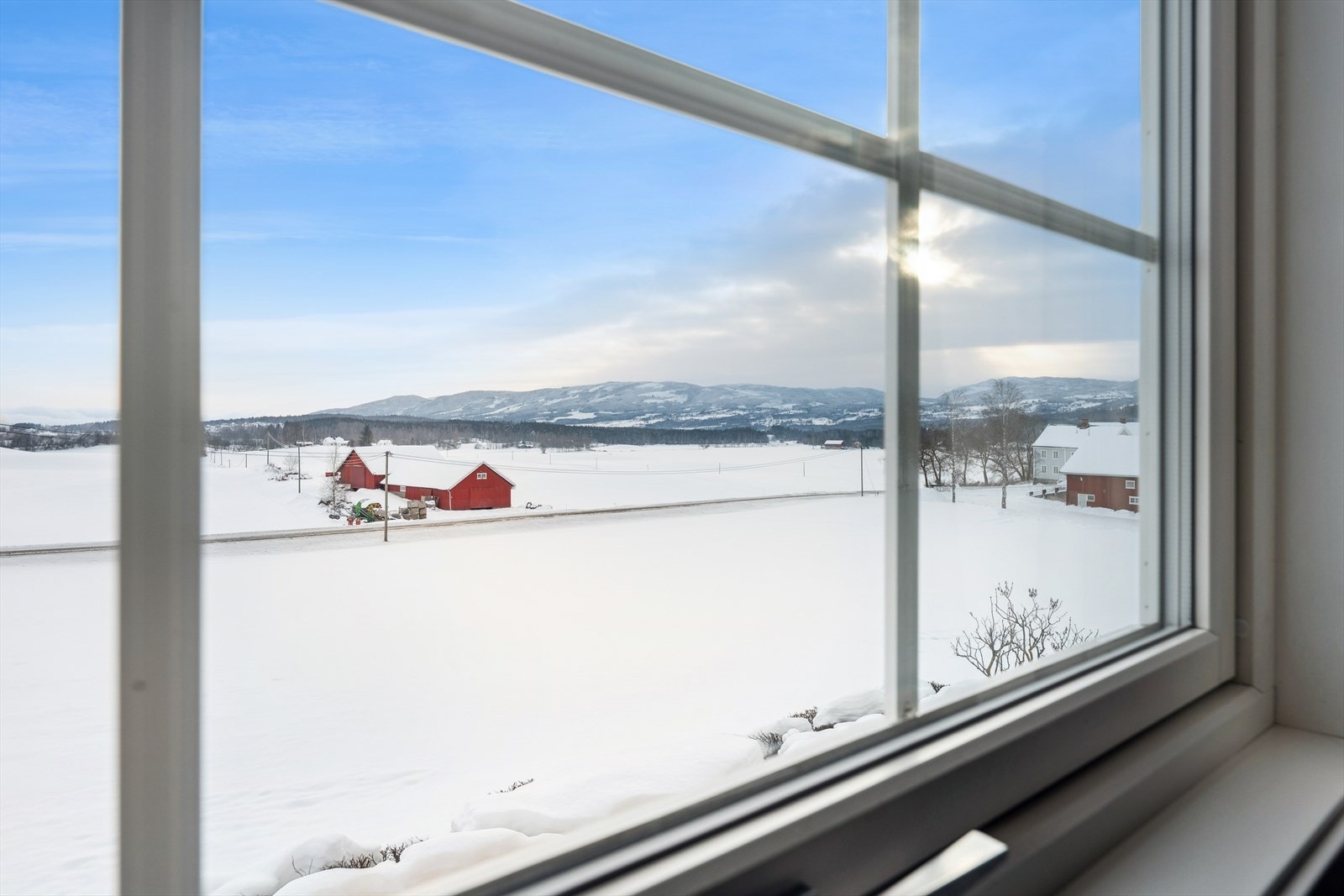 Fra eiendommen er det vidstrakt utsikt over Totenbygda. Galleribilde