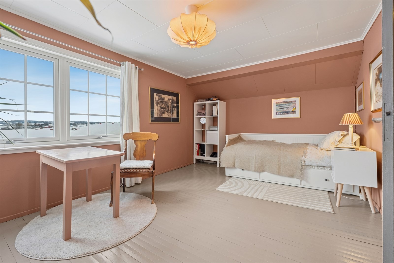 Boligen er jevnlig oppgradert med blant annet flere nye vinduer med isolerglass. Galleribilde