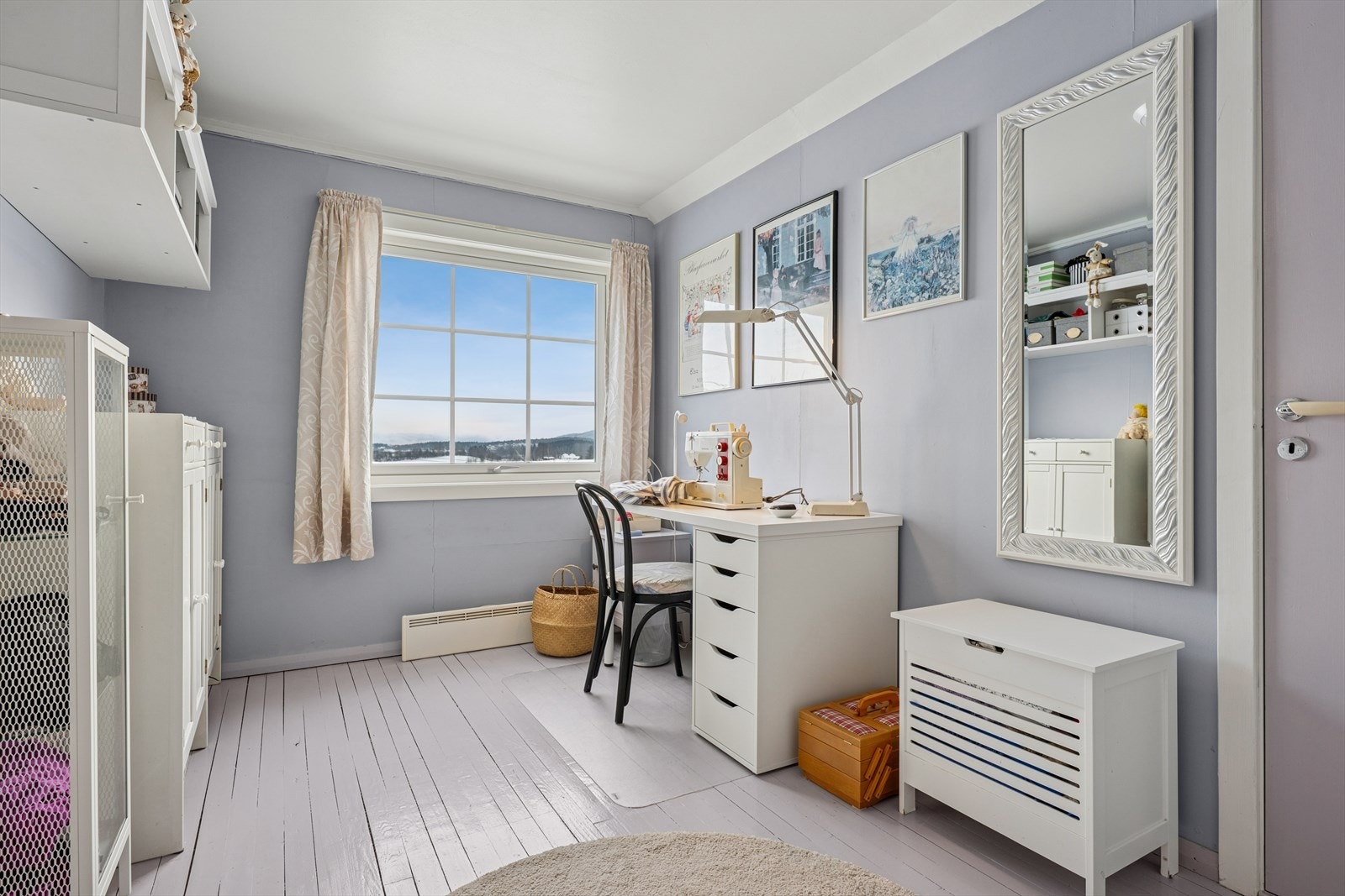 Et lyst og trivelig rom som egner seg godt som barnerom eller hobbyrom. Galleribilde