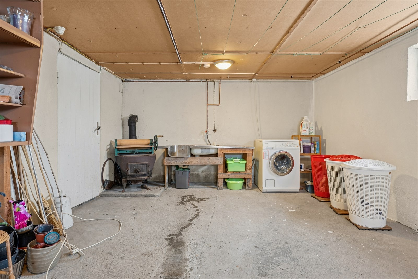 Praktisk vaskerom og store boder i kjelleren, ideelt for all slags oppbevaring. Galleribilde