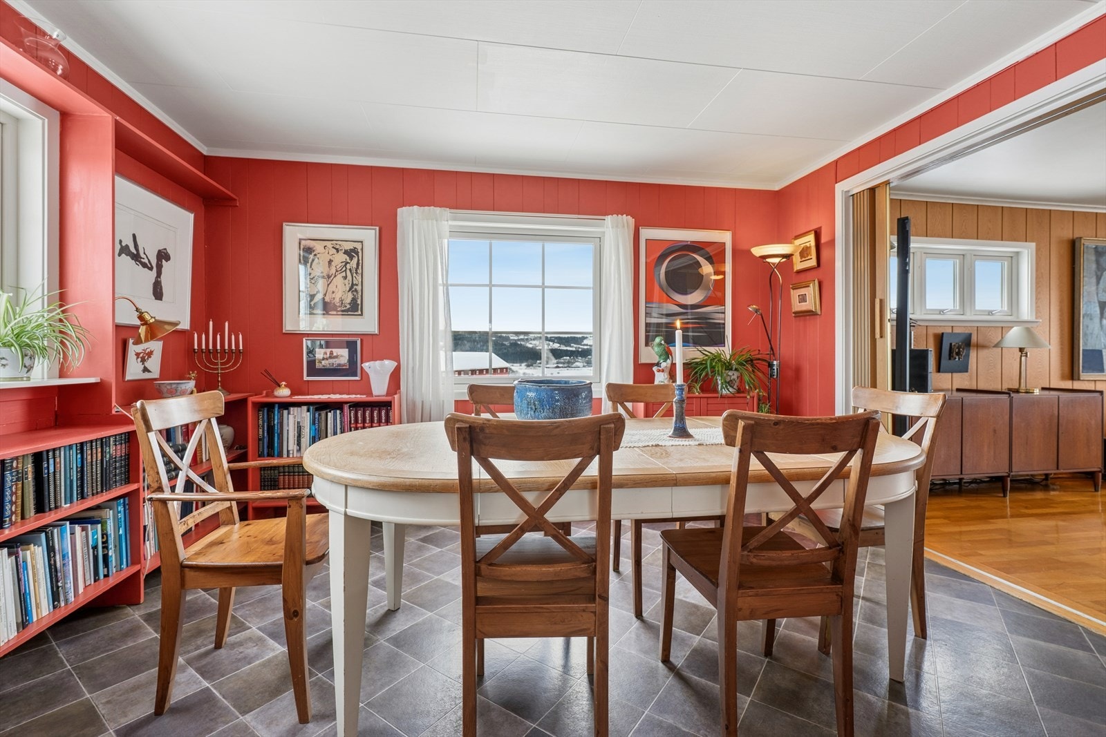 Spisestuen ligger i åpen løsning mot stuen og har plass til langbord. Galleribilde