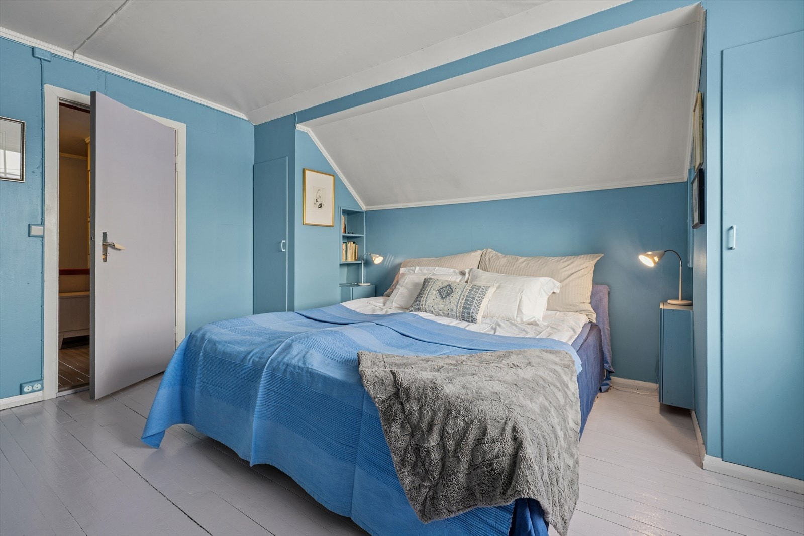 Hovedsoverom med god plass til dobbeltseng og integrerte garderobeløsninger. Galleribilde