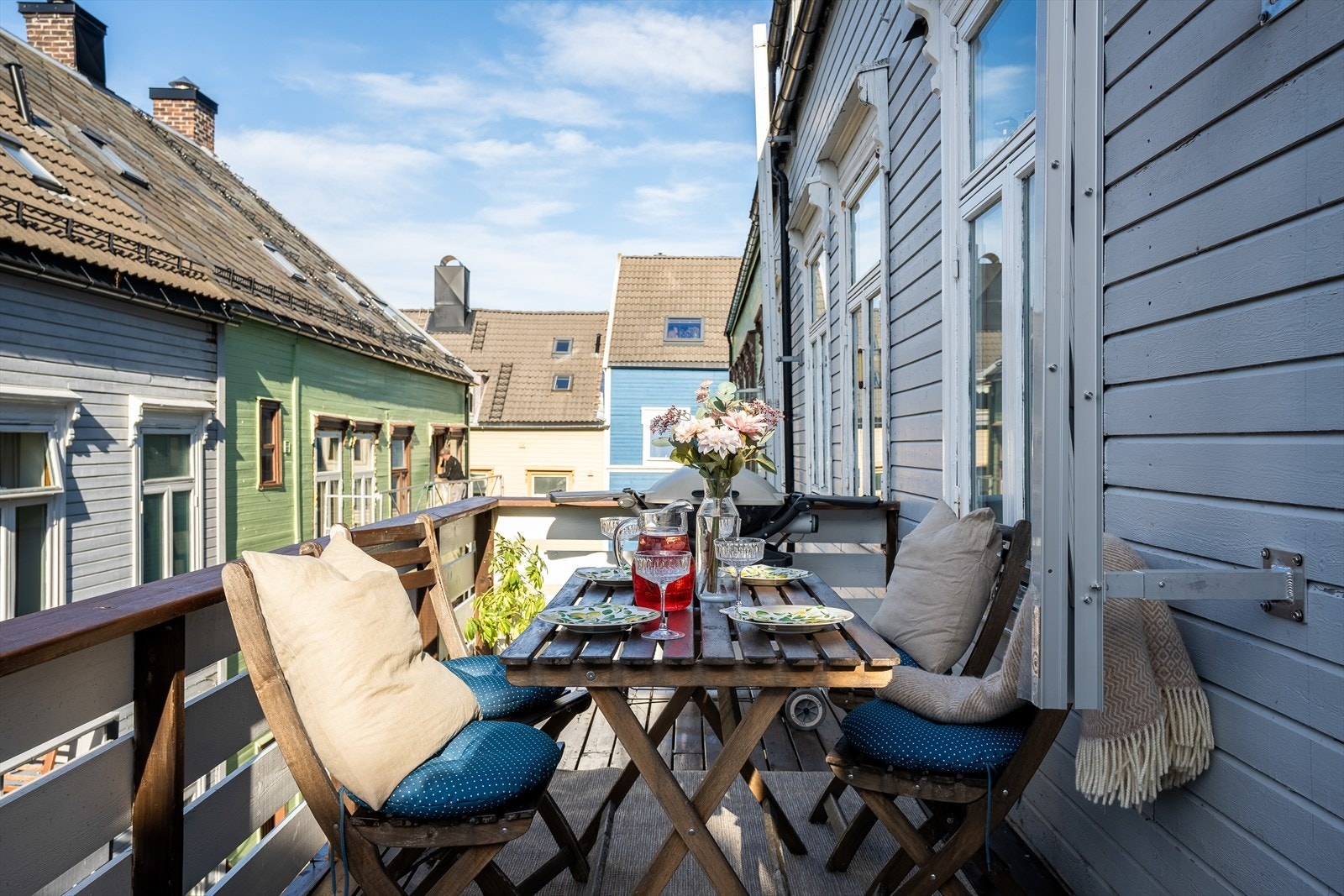 Med utgang fra spisestuen kommer man til en herlig balkong på 9 m² med plass til grill og diverse utemøbler. Galleribilde