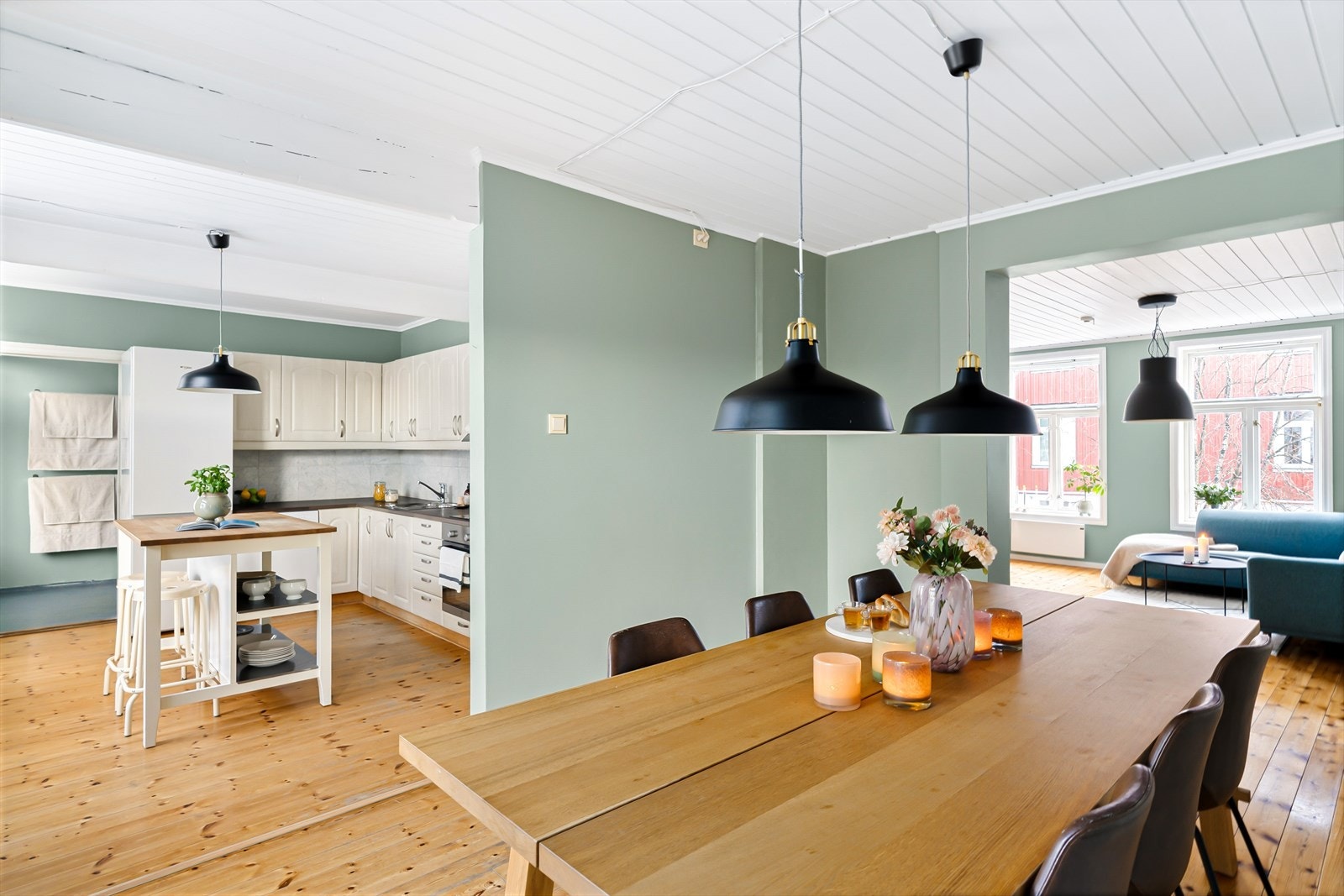 Spisestuen er naturlig plassert mellom kjøkken og stue, og danner et hyggelig samlingspunkt med god plass til middagsgjester. Galleribilde