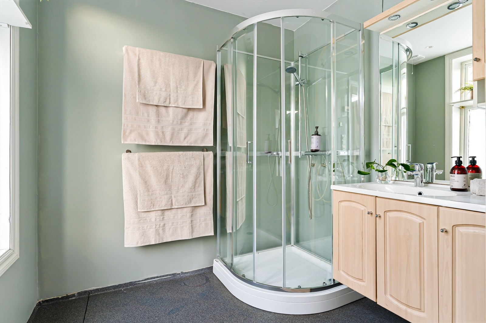 Baderom med dusjkainett og servant, passer ypperlig i et kollektiv! Galleribilde