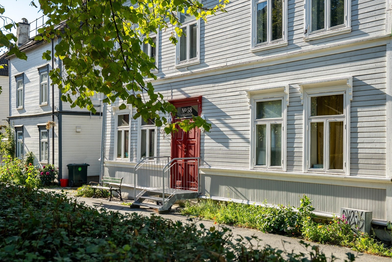 Losgården, oppført i 1899, ligger fint til i gaten. Med Rema 1000, Coop Extra og Bunnpris like i nærheten har man enkel tilgang til daglige nødvendigheter. Galleribilde