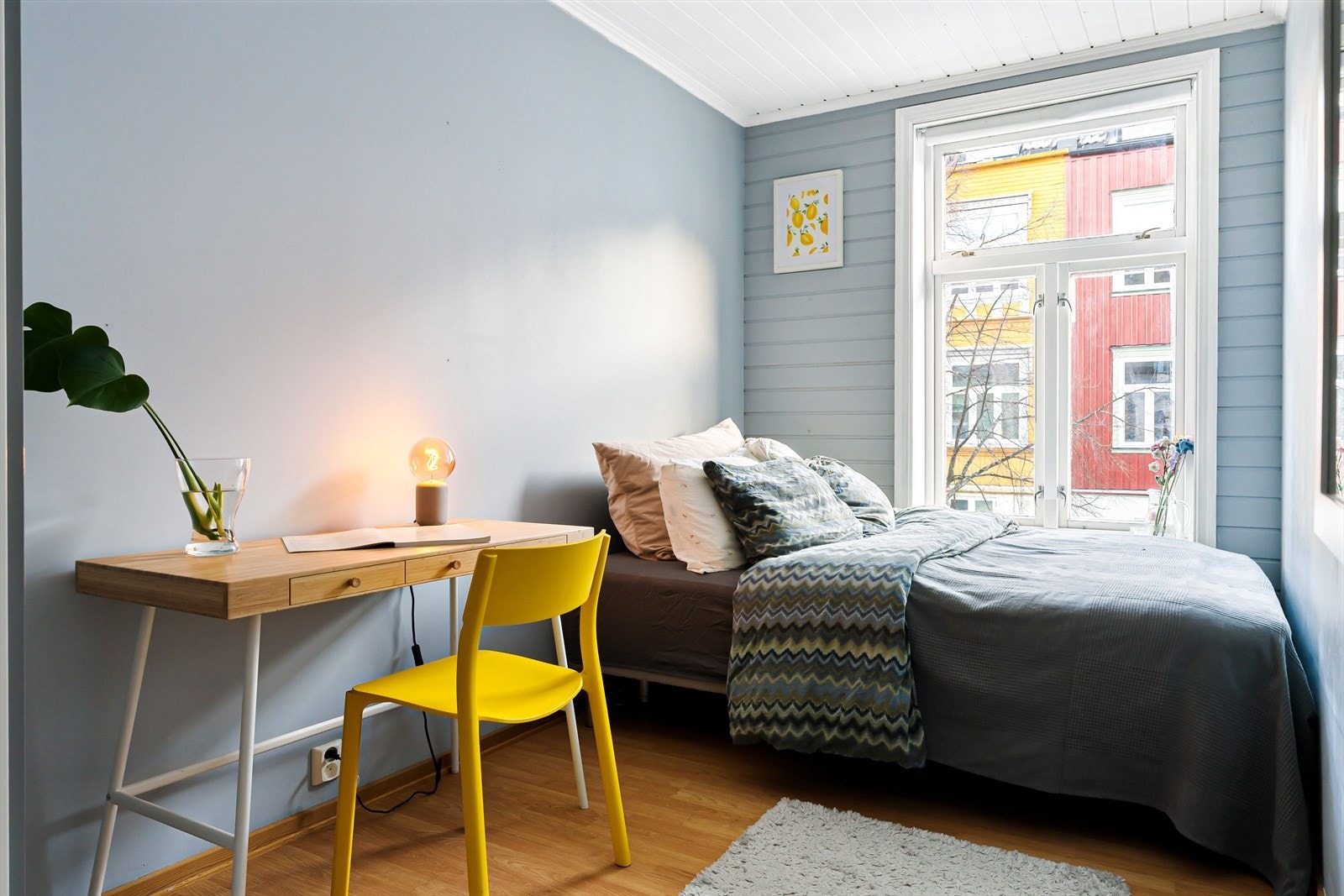 Soverom 2 er på 9,4 m² med plass til både dobbeltseng, skrivepult og garderobe. Galleribilde