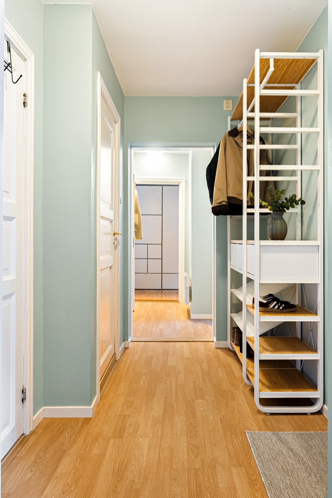 Entréen oppleves romslig med plass til garderobeløsning. Galleribilde