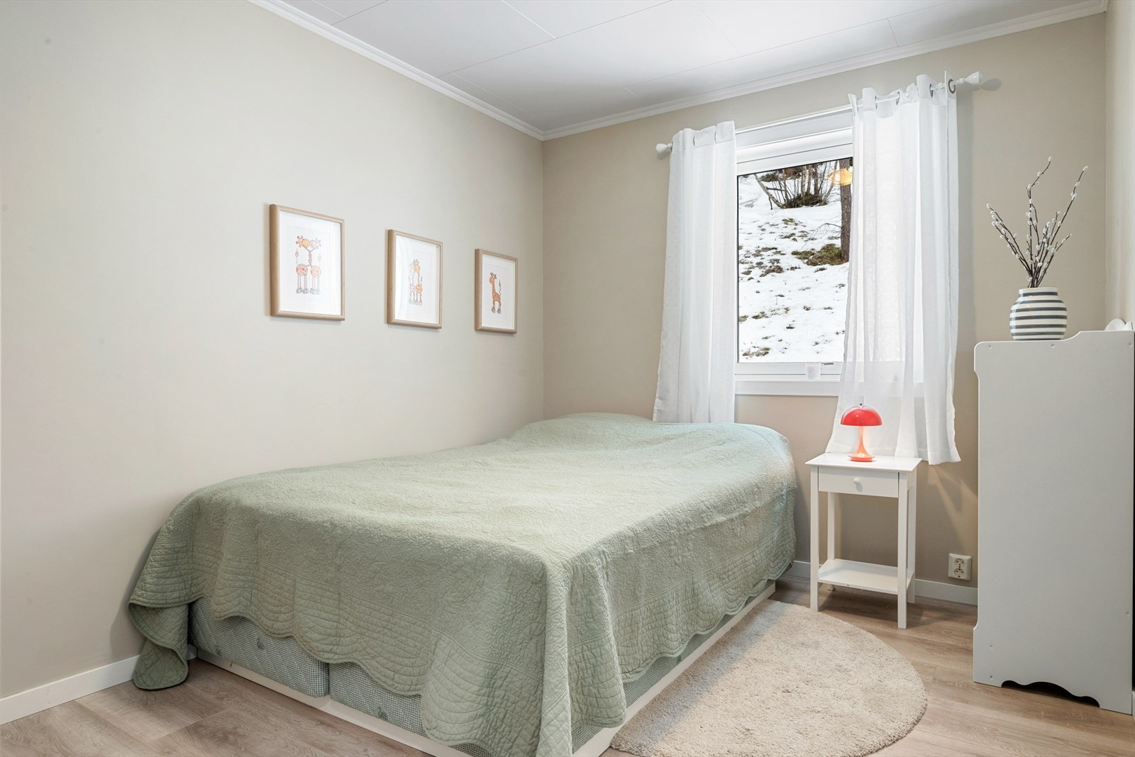 Det andre soverommet i 1, etg er på 9 kvm, også det med praktisk integrert garderobeløsning. Galleribilde