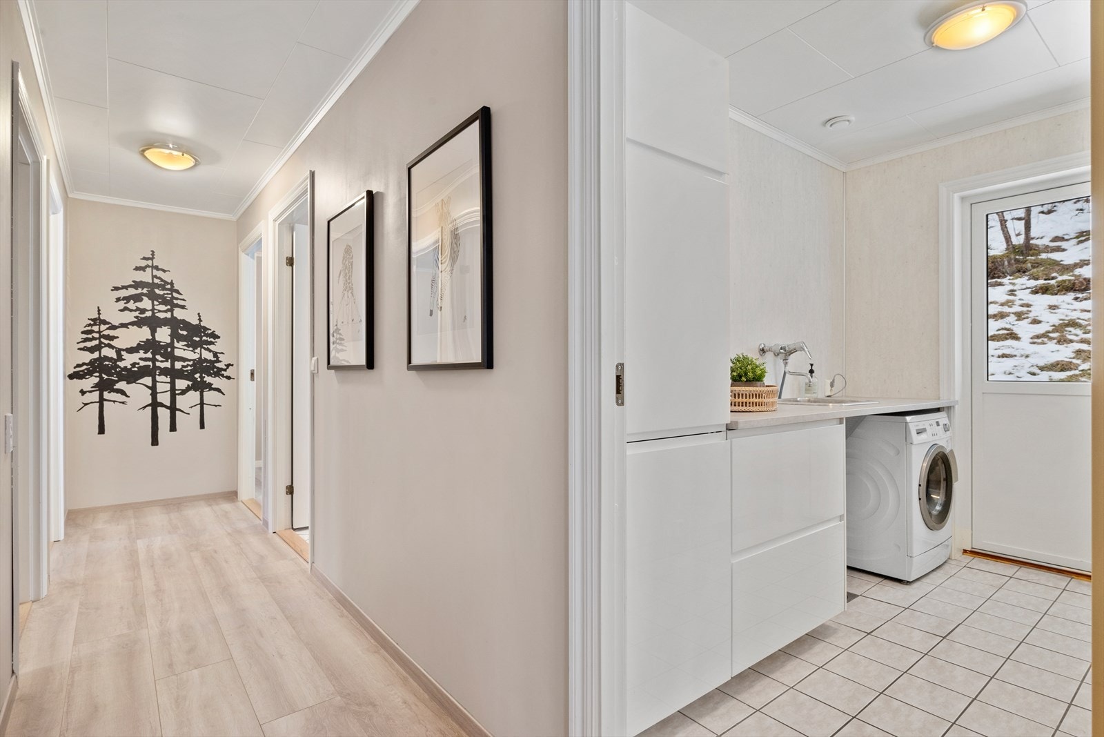 Vaskerommet har skap plass, arbeidsbenk med en stor og praktisk utslagsvask og rommet er på 5 kvm Galleribilde