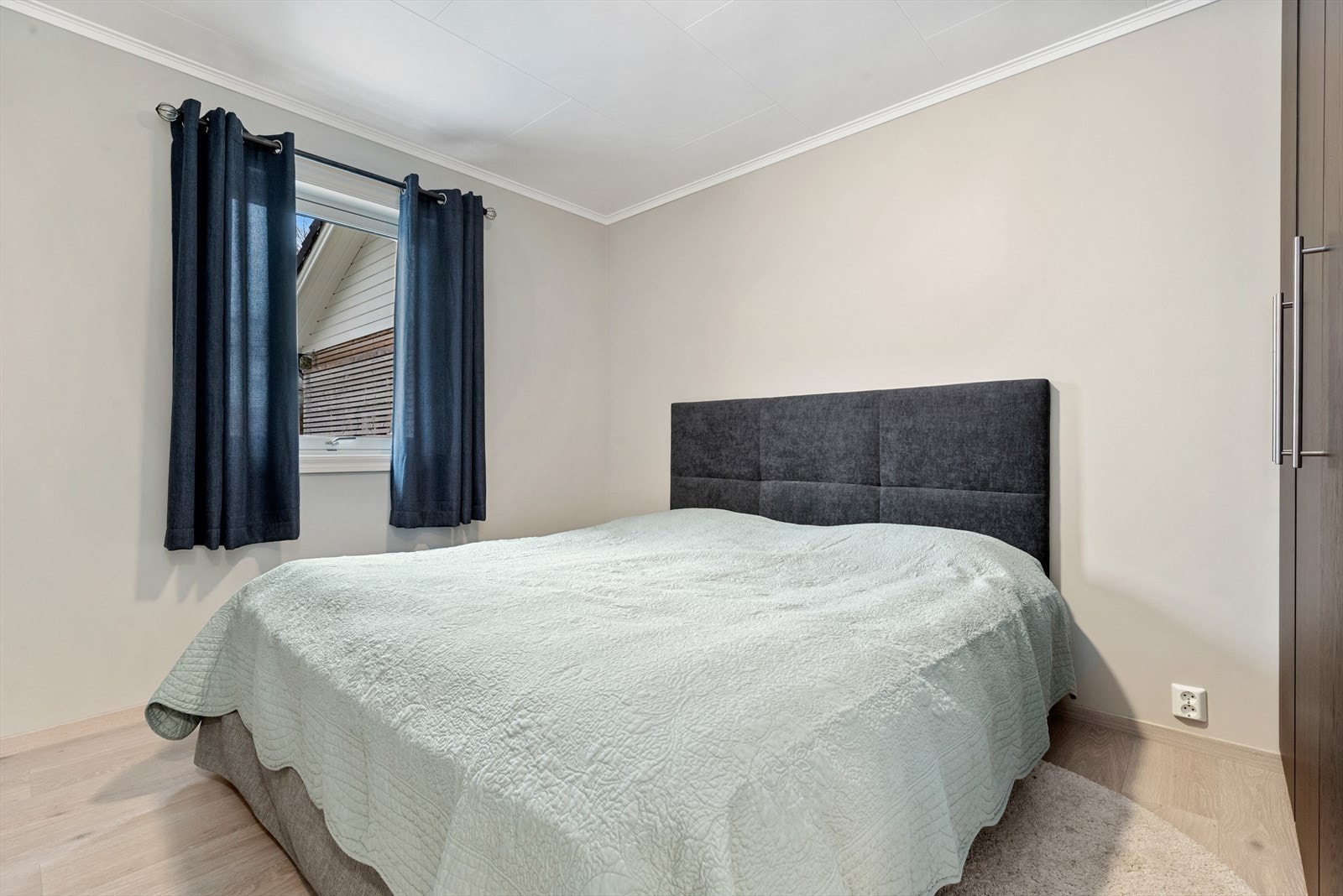 Hovedsoverommet i 1. etg er på 11,5 kvm med god plass til bl.a. dobbeltseng og annet møblement. Galleribilde