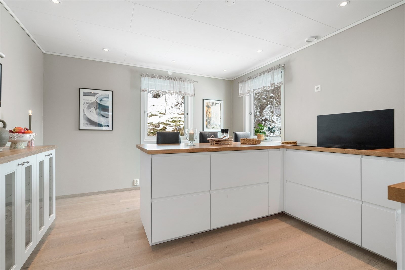 Kjøkkenet har integrerte hvitevarer som platetopp, mikrobølgeovn, oppvaskmaskin og stekeovn. Galleribilde